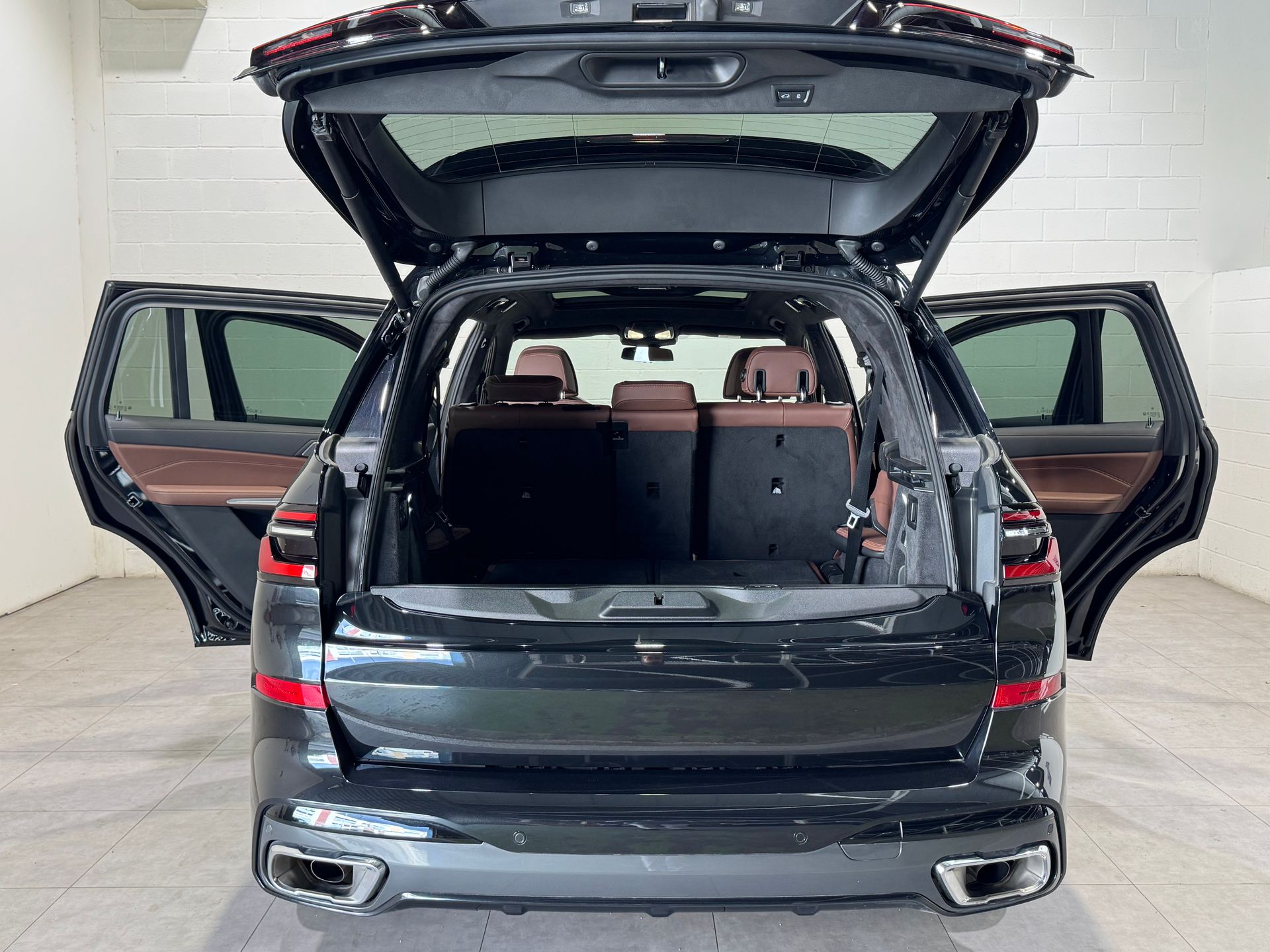 BMW X7 xDrive40d color Negro. Año 2025. 259KW(352CV). Diésel. En concesionario Quadis Munich (Terrassa) de Barcelona