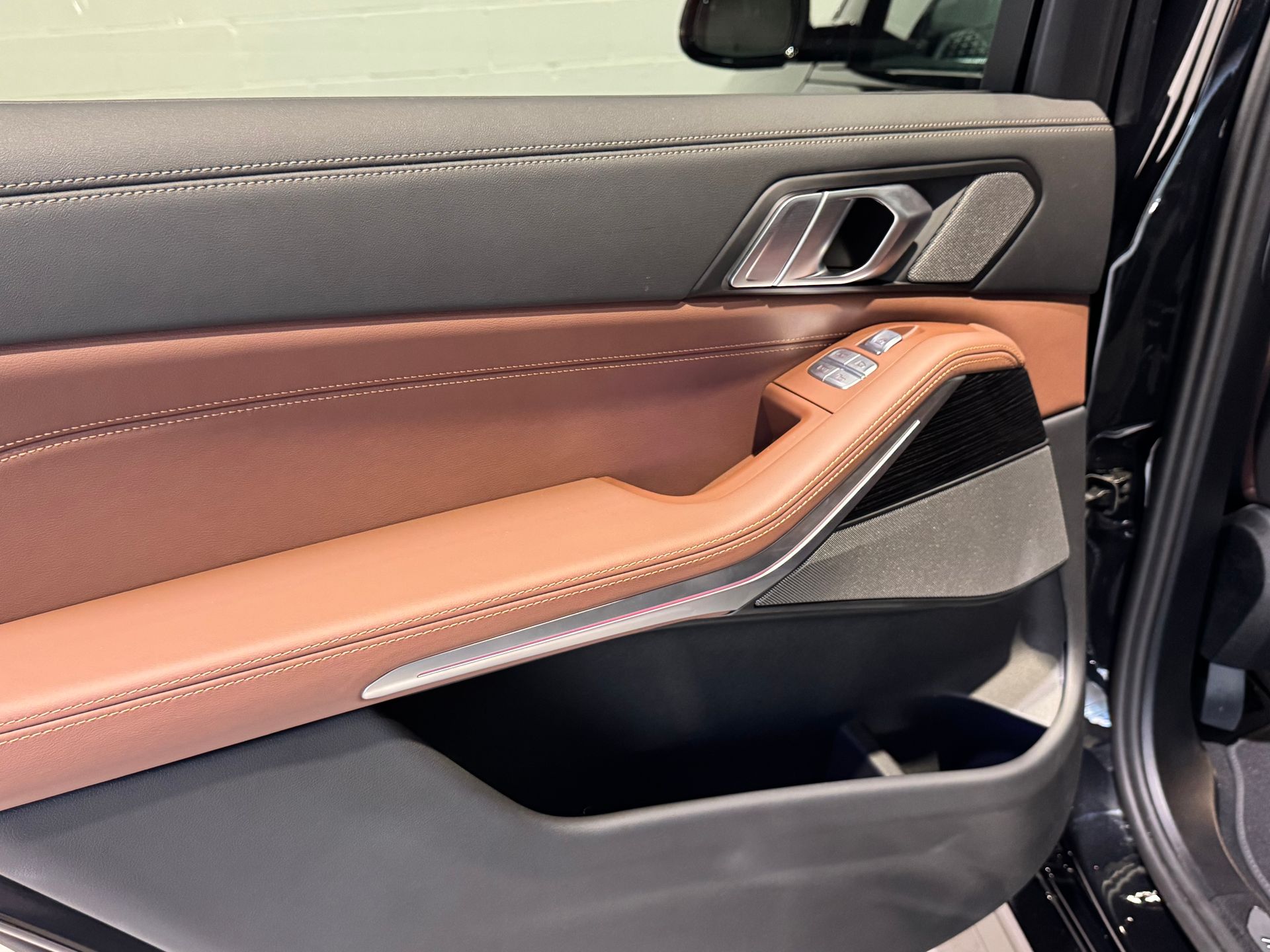 BMW X7 xDrive40d color Negro. Año 2025. 259KW(352CV). Diésel. En concesionario Quadis Munich (Terrassa) de Barcelona