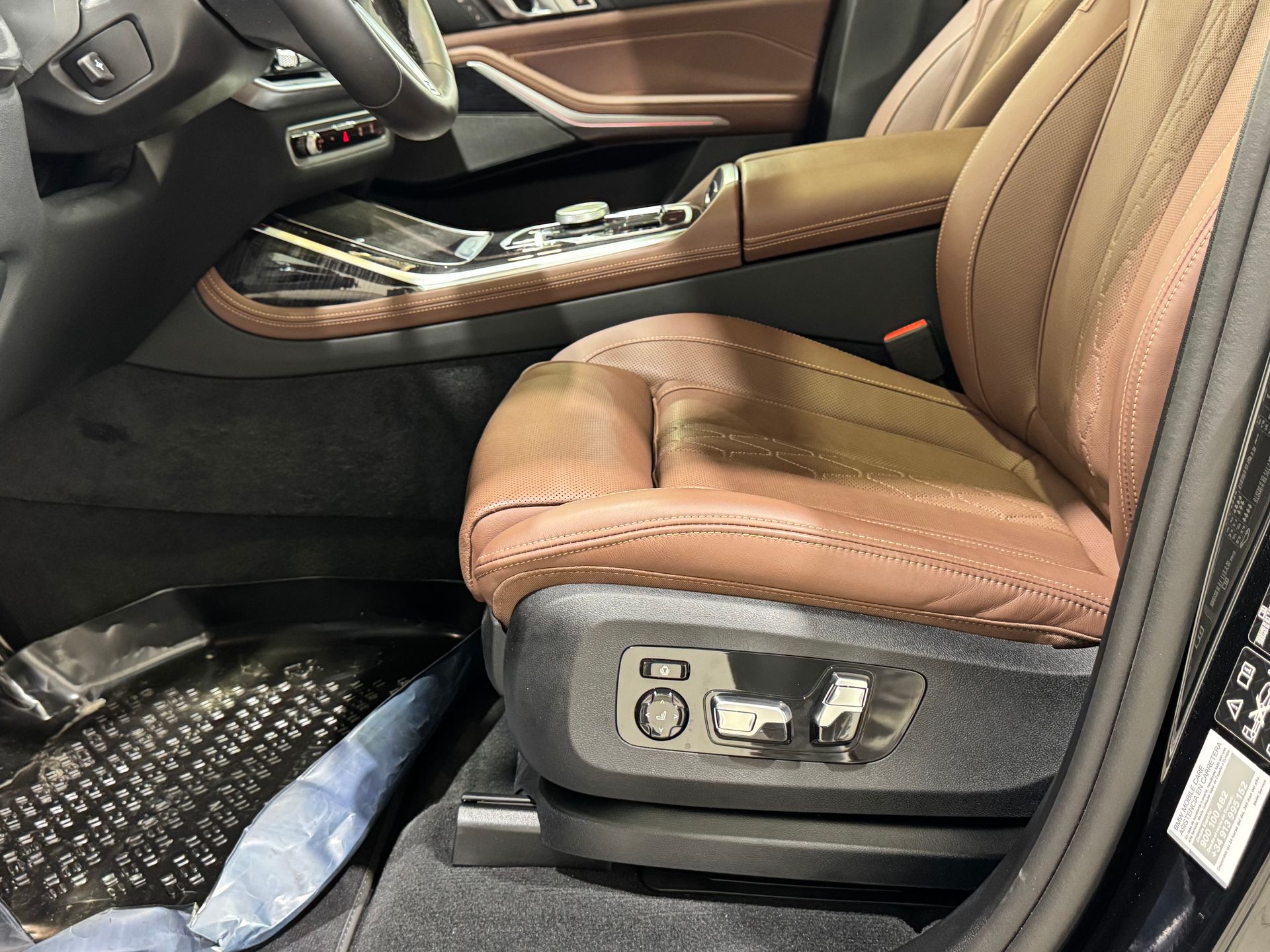 BMW X7 xDrive40d color Negro. Año 2025. 259KW(352CV). Diésel. En concesionario Quadis Munich (Terrassa) de Barcelona