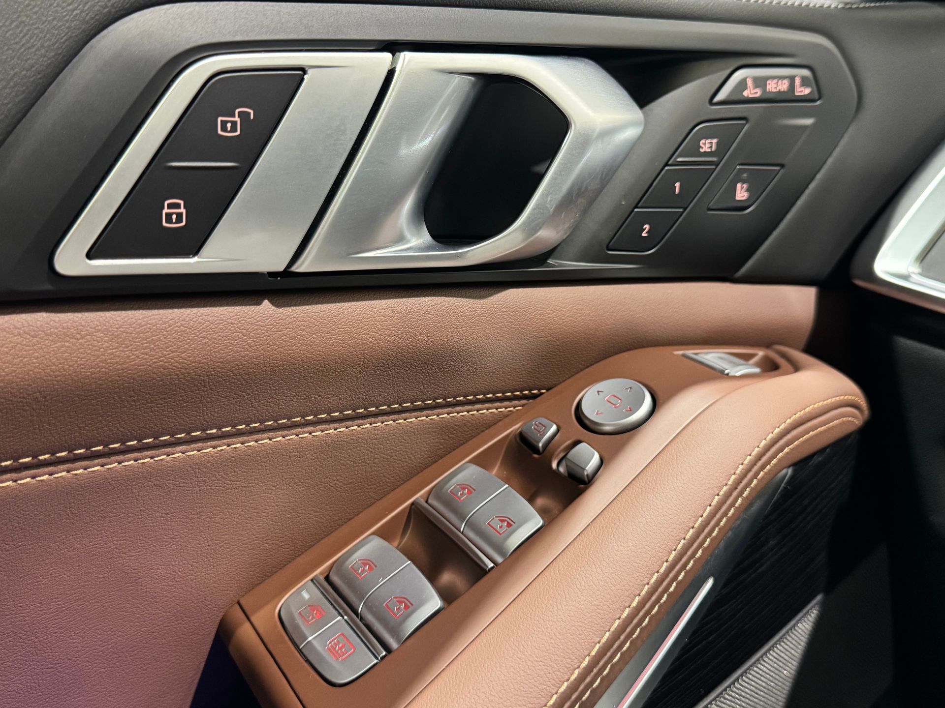 BMW X7 xDrive40d color Negro. Año 2025. 259KW(352CV). Diésel. En concesionario Quadis Munich (Terrassa) de Barcelona