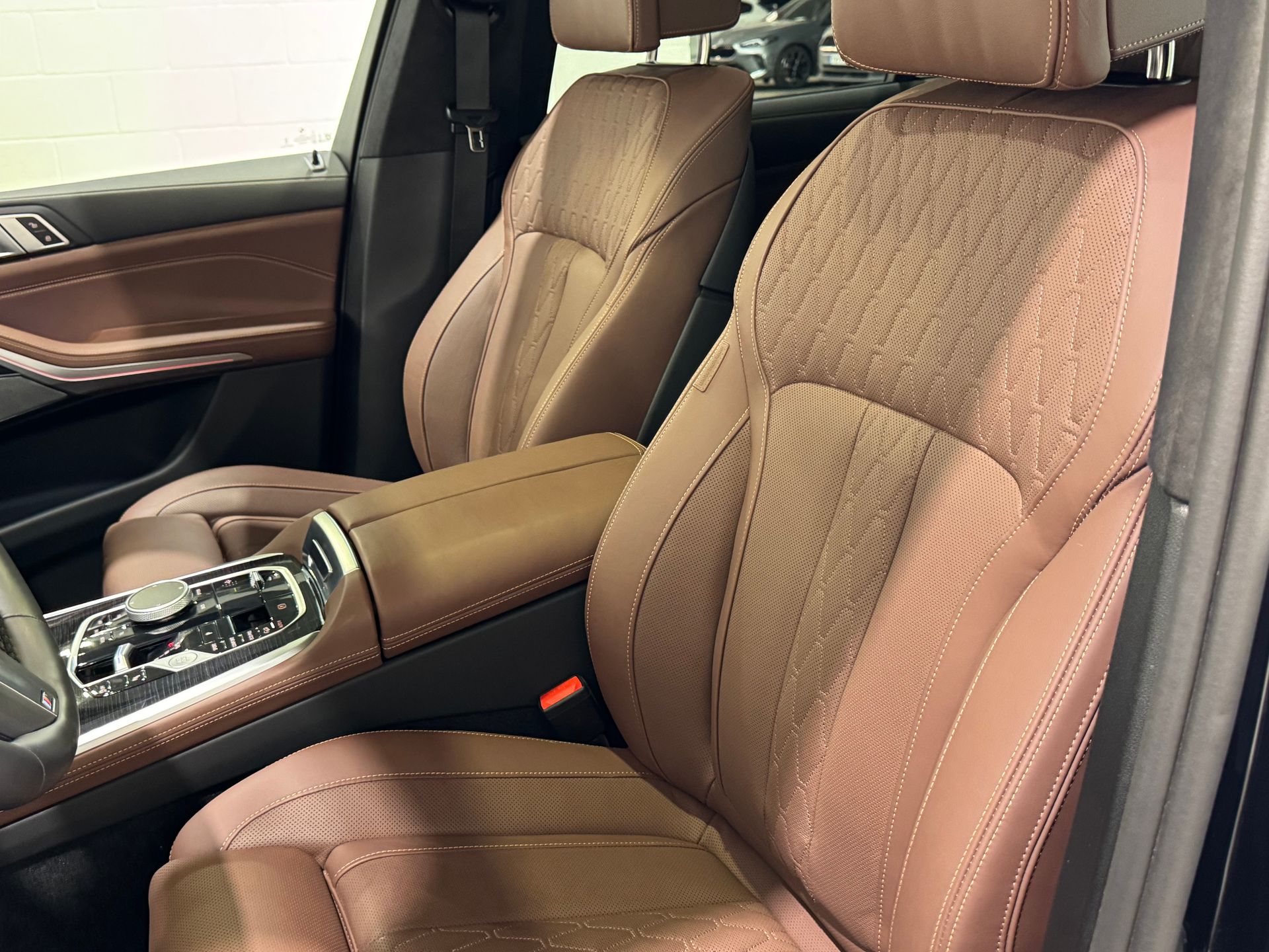 BMW X7 xDrive40d color Negro. Año 2025. 259KW(352CV). Diésel. En concesionario Quadis Munich (Terrassa) de Barcelona