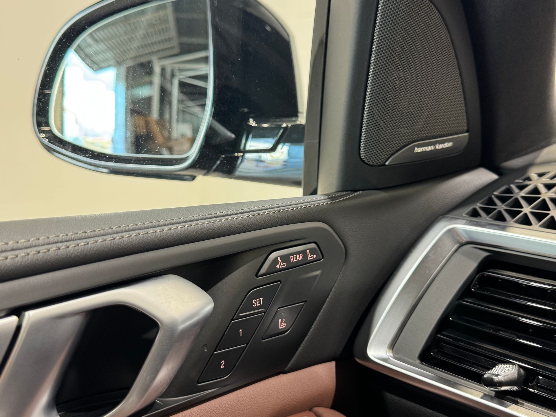 BMW X7 xDrive40d color Negro. Año 2025. 259KW(352CV). Diésel. En concesionario Quadis Munich (Terrassa) de Barcelona