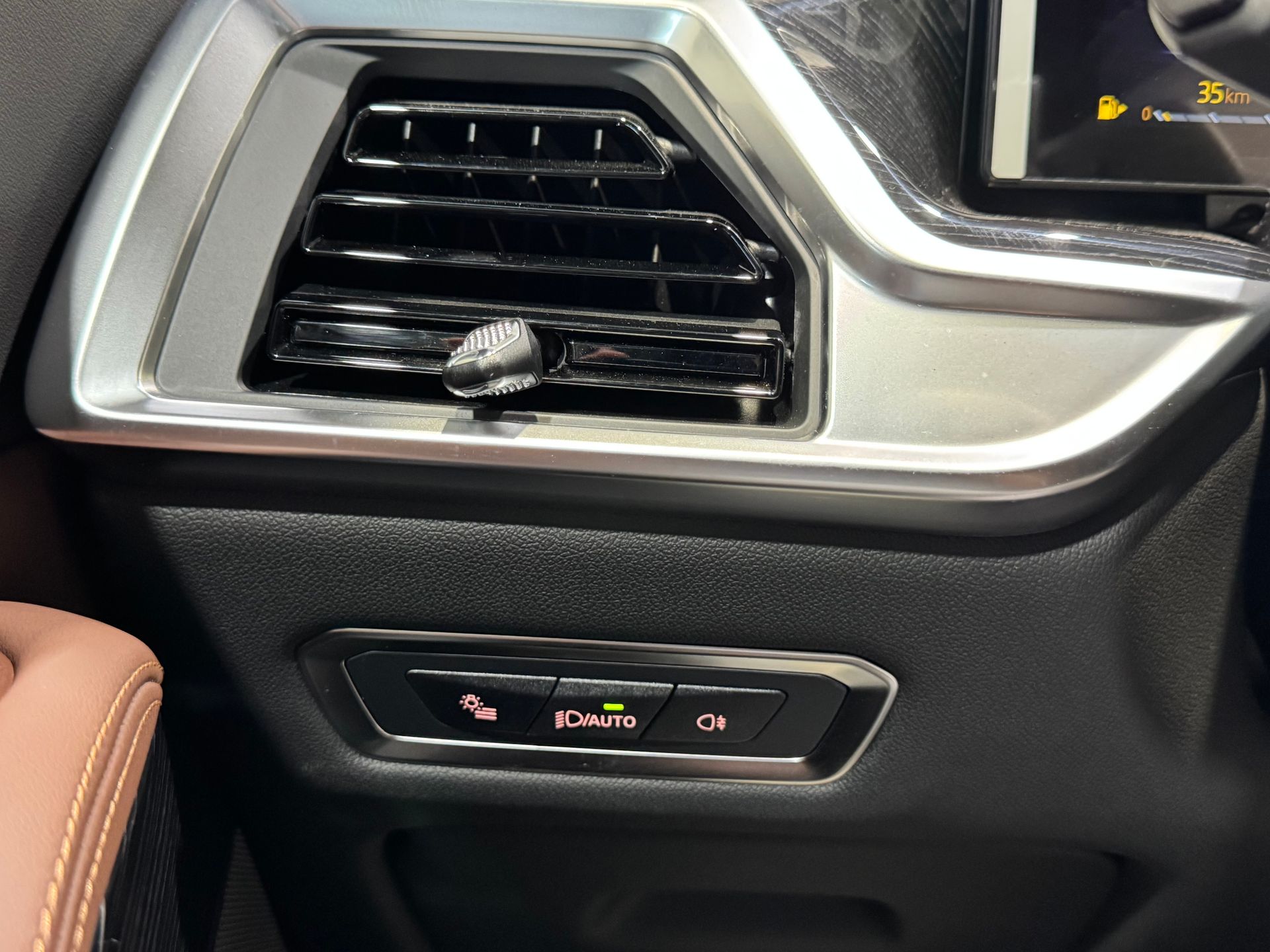 BMW X7 xDrive40d color Negro. Año 2025. 259KW(352CV). Diésel. En concesionario Quadis Munich (Terrassa) de Barcelona