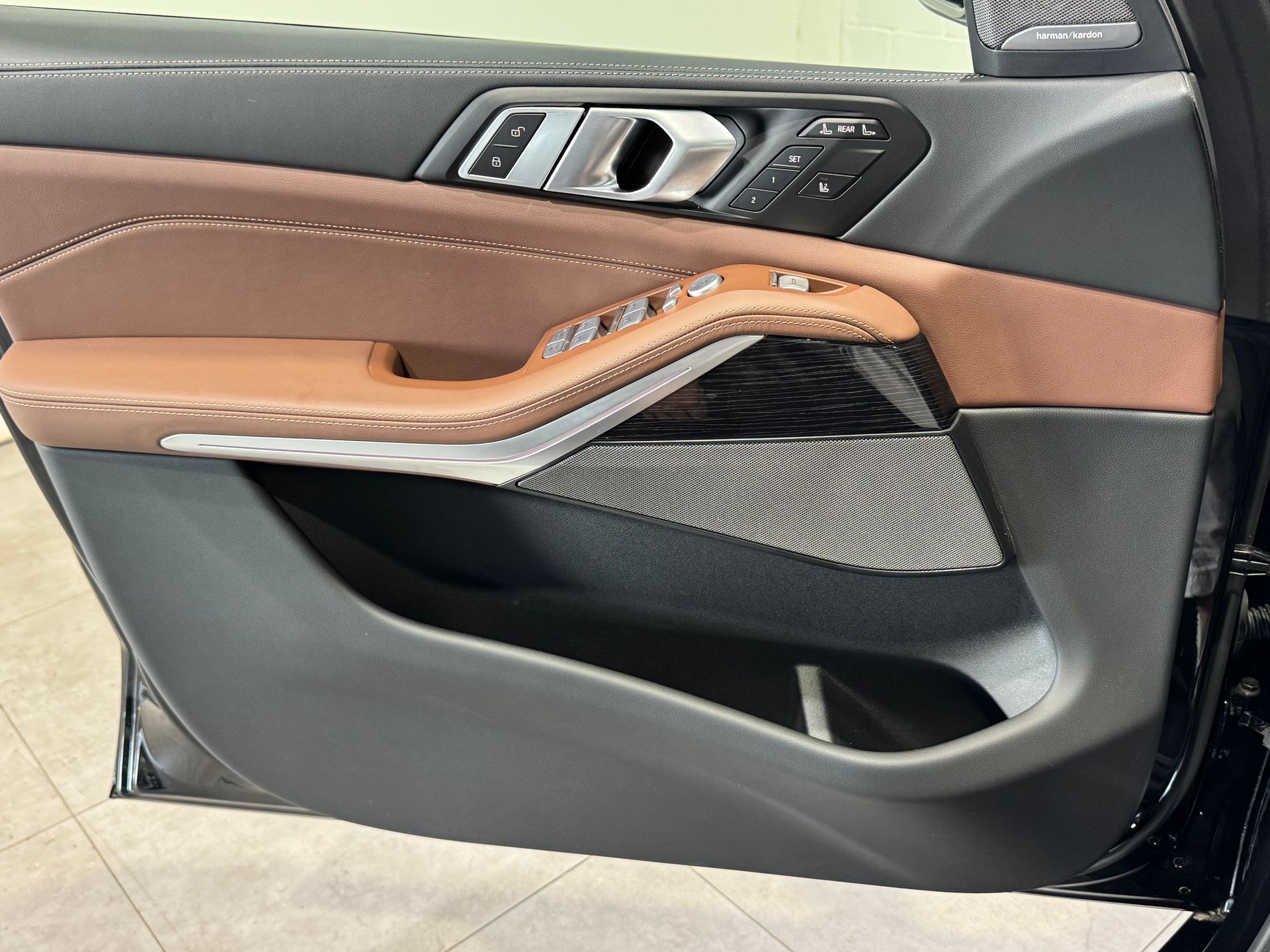 BMW X7 xDrive40d color Negro. Año 2025. 259KW(352CV). Diésel. En concesionario Quadis Munich (Terrassa) de Barcelona