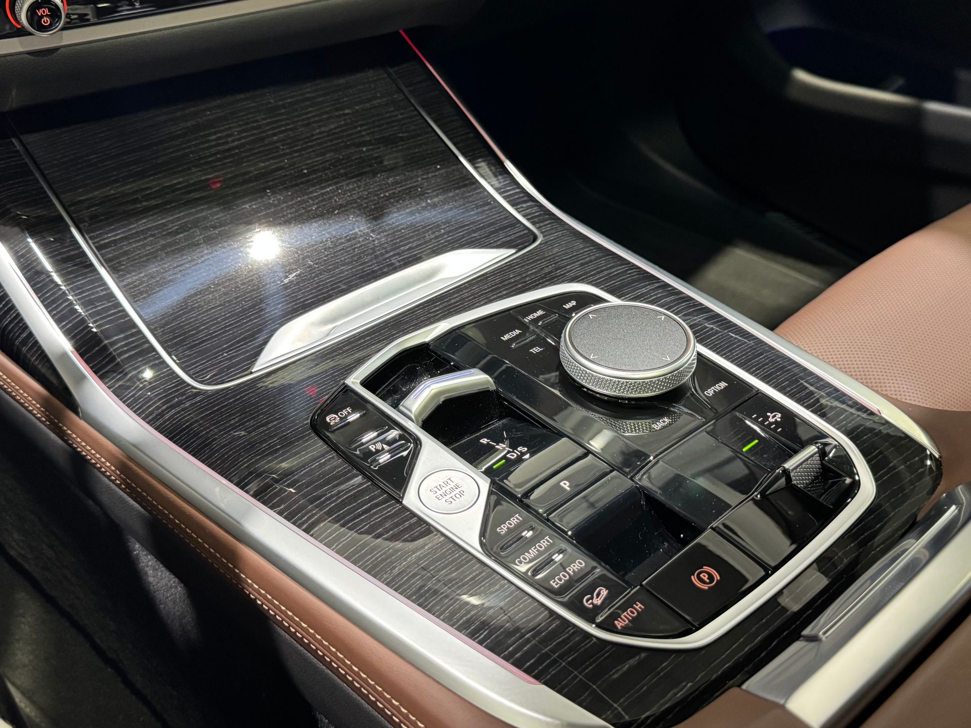 BMW X7 xDrive40d color Negro. Año 2025. 259KW(352CV). Diésel. En concesionario Quadis Munich (Terrassa) de Barcelona