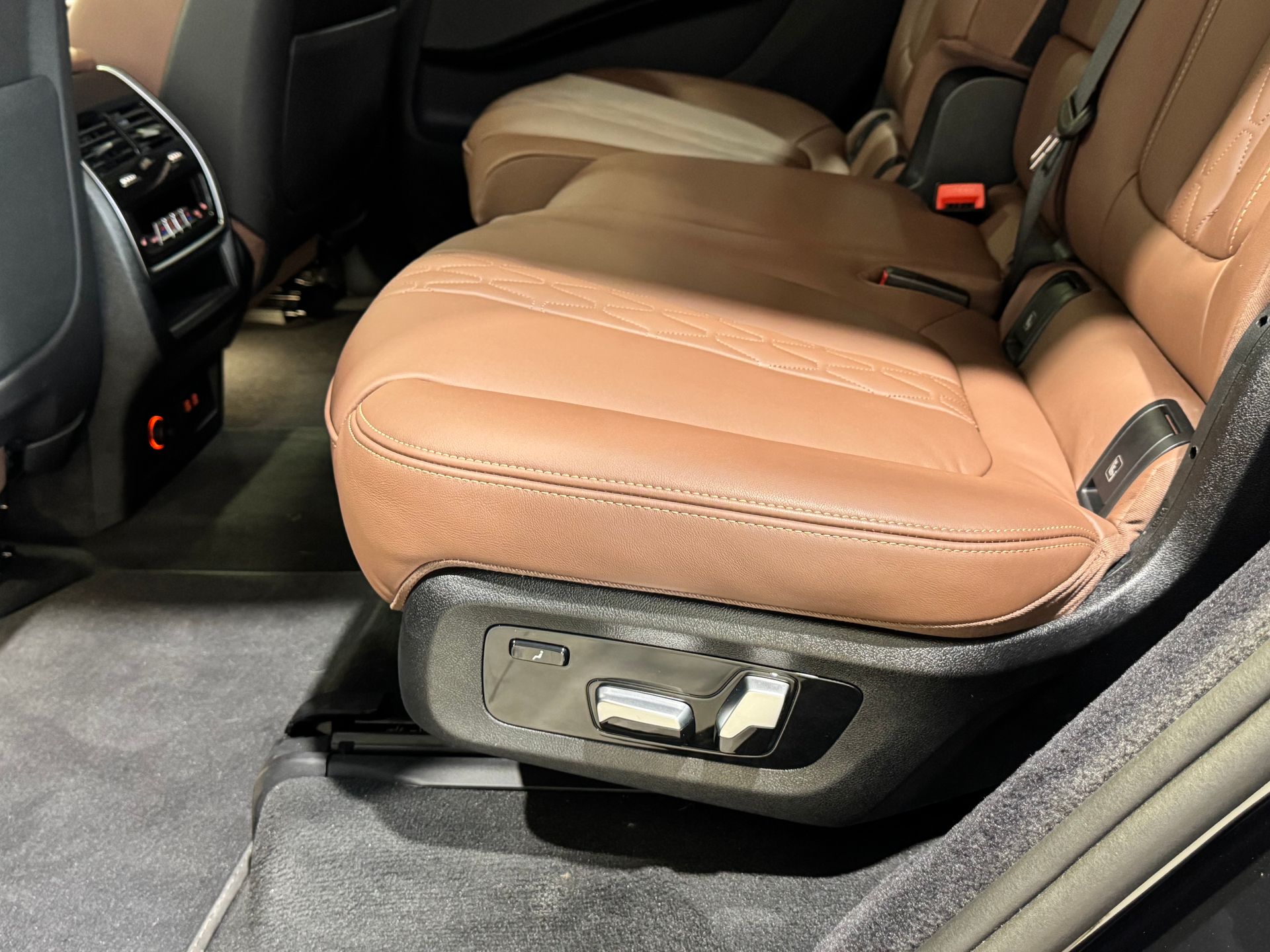 BMW X7 xDrive40d color Negro. Año 2025. 259KW(352CV). Diésel. En concesionario Quadis Munich (Terrassa) de Barcelona