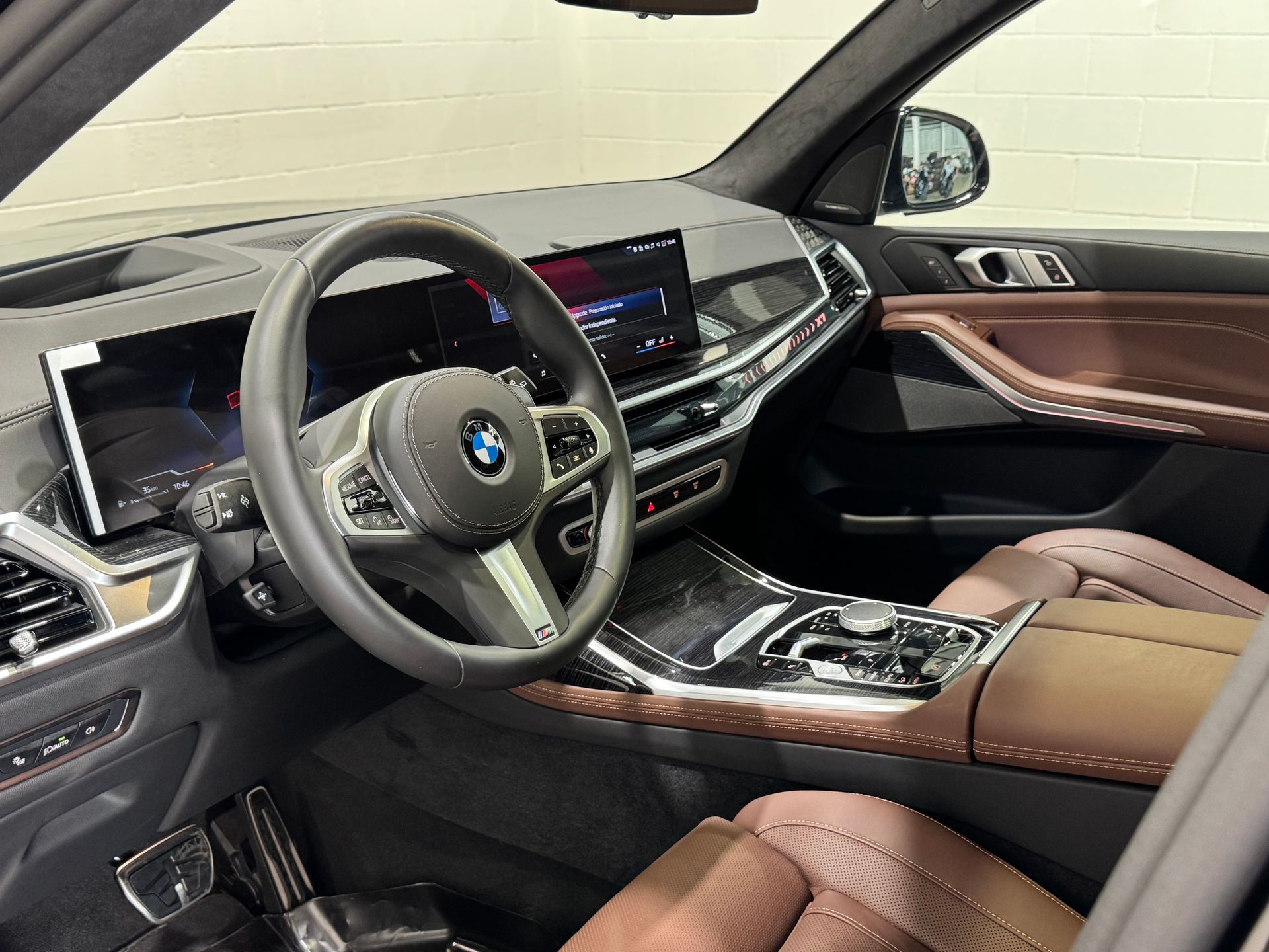 BMW X7 xDrive40d color Negro. Año 2025. 259KW(352CV). Diésel. En concesionario Quadis Munich (Terrassa) de Barcelona