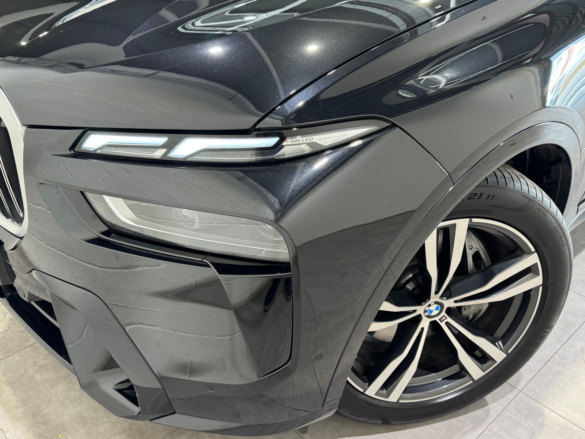 BMW X7 xDrive40d color Negro. Año 2025. 259KW(352CV). Diésel. En concesionario Quadis Munich (Terrassa) de Barcelona