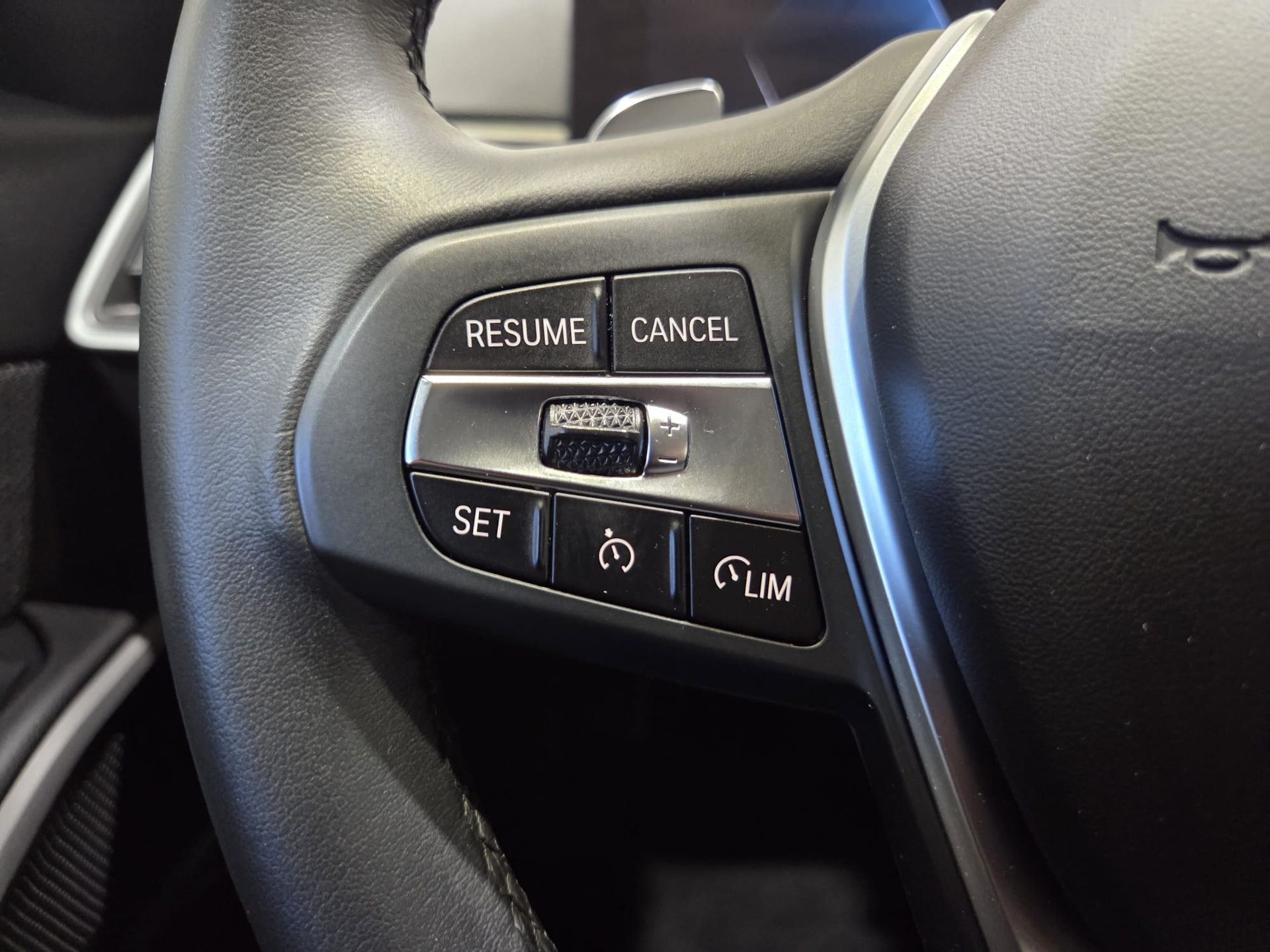 BMW Serie 3 320e color Gris. Año 2024. 150KW(204CV). Híbrido Electro/Gasolina. En concesionario Quadis Munich (Terrassa) de Barcelona