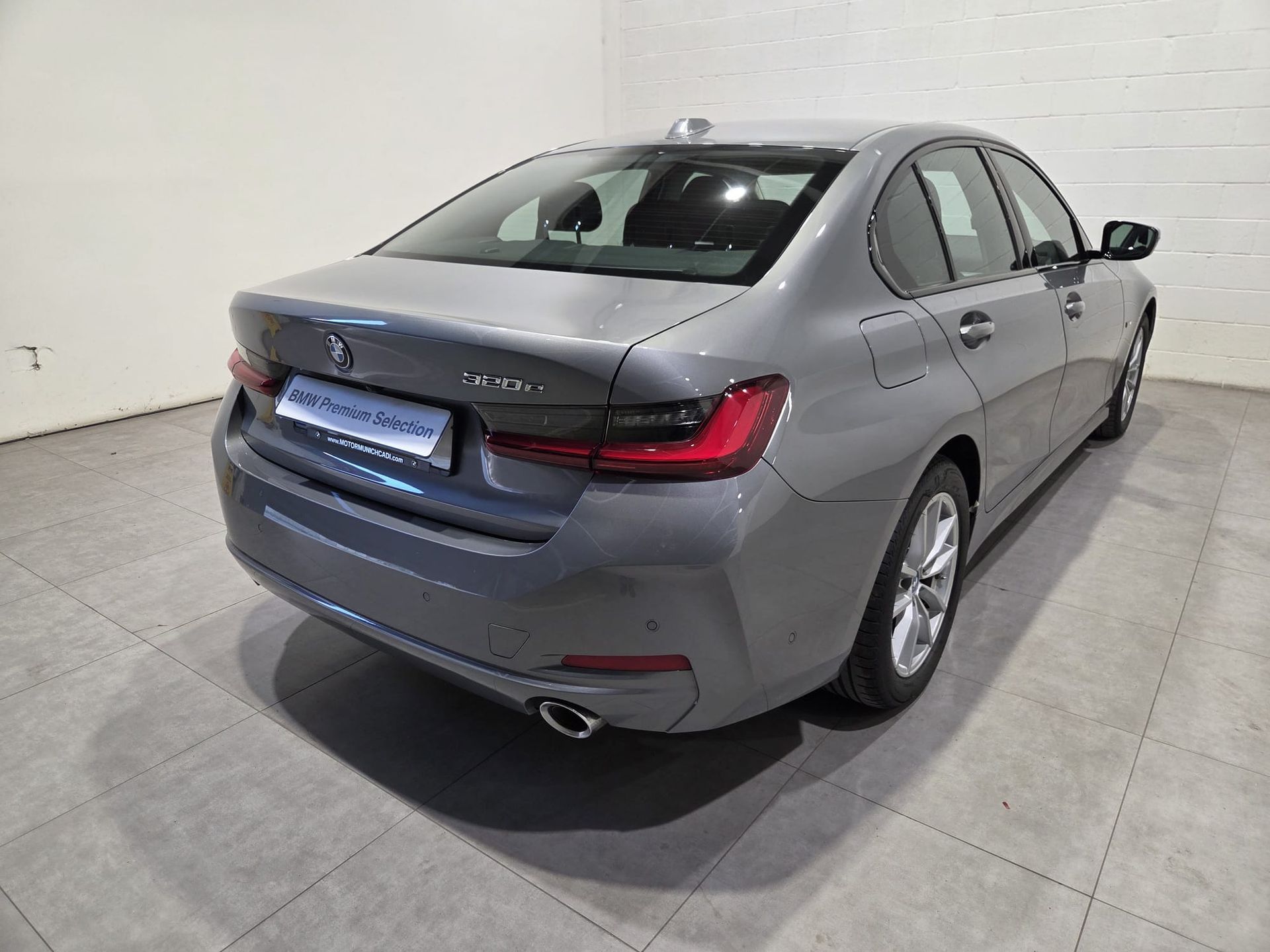 BMW Serie 3 320e color Gris. Año 2024. 150KW(204CV). Híbrido Electro/Gasolina. En concesionario Quadis Munich (Terrassa) de Barcelona