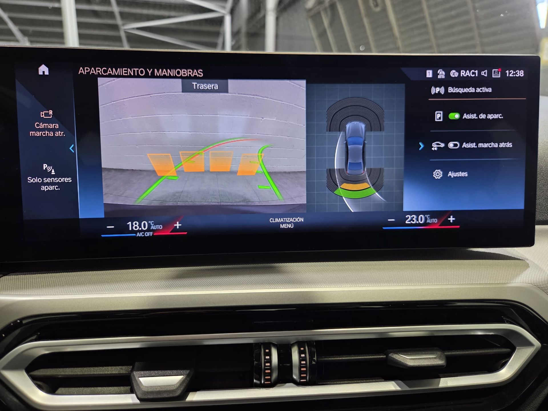 BMW Serie 3 320e color Gris. Año 2024. 150KW(204CV). Híbrido Electro/Gasolina. En concesionario Quadis Munich (Terrassa) de Barcelona