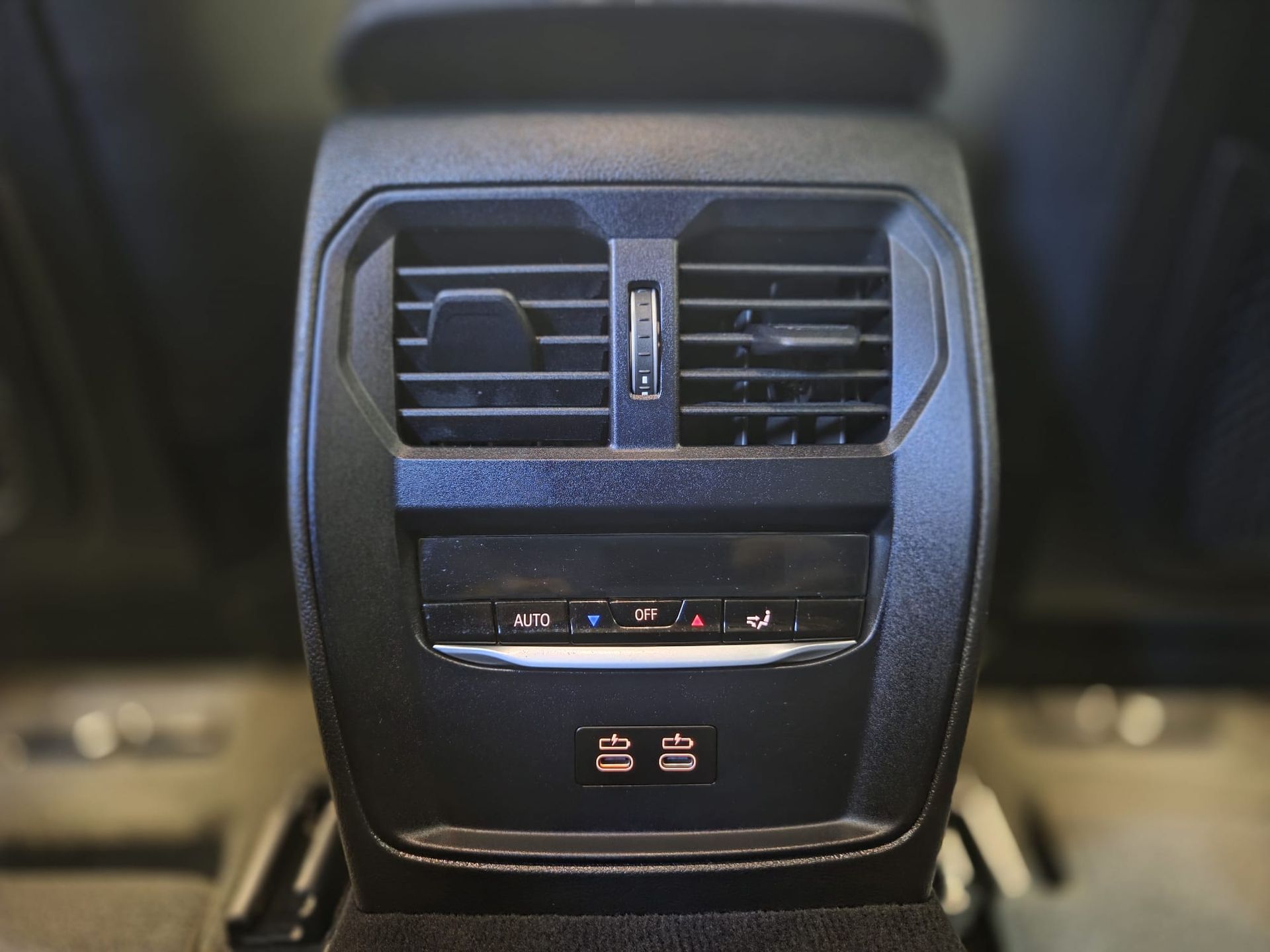 BMW Serie 3 320e color Gris. Año 2024. 150KW(204CV). Híbrido Electro/Gasolina. En concesionario Quadis Munich (Terrassa) de Barcelona