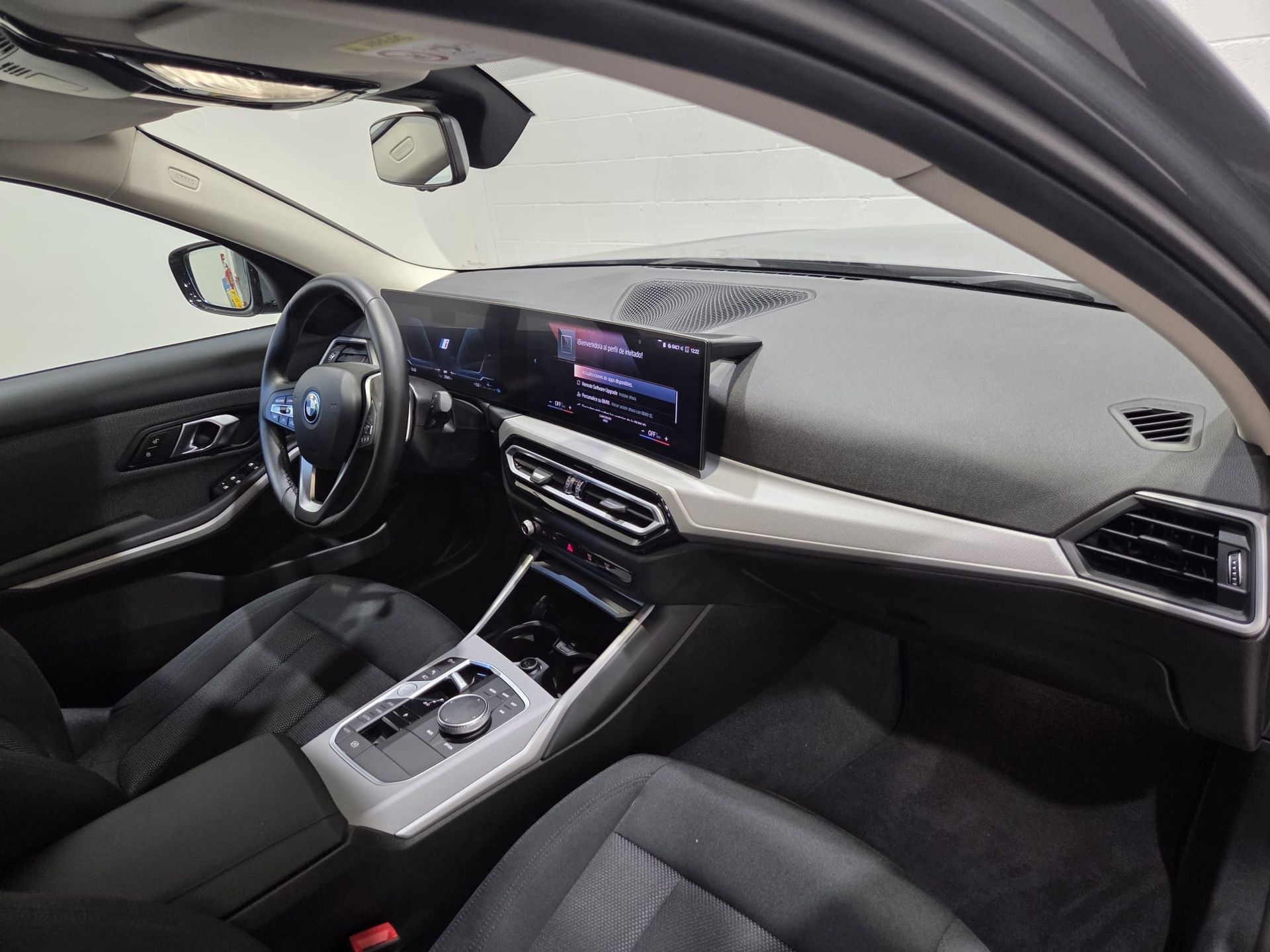 BMW Serie 3 320e color Gris. Año 2024. 150KW(204CV). Híbrido Electro/Gasolina. En concesionario Quadis Munich (Terrassa) de Barcelona