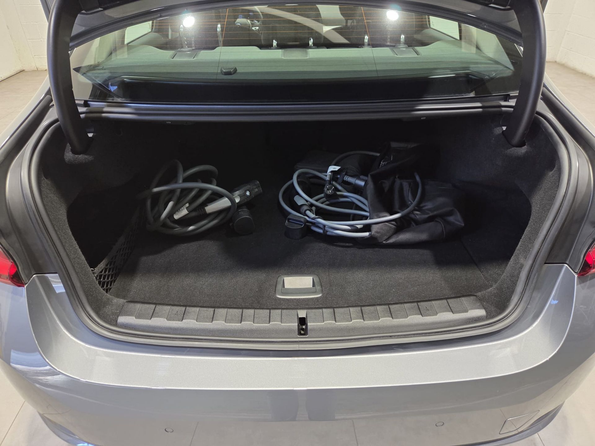 BMW Serie 3 320e color Gris. Año 2024. 150KW(204CV). Híbrido Electro/Gasolina. En concesionario Quadis Munich (Terrassa) de Barcelona