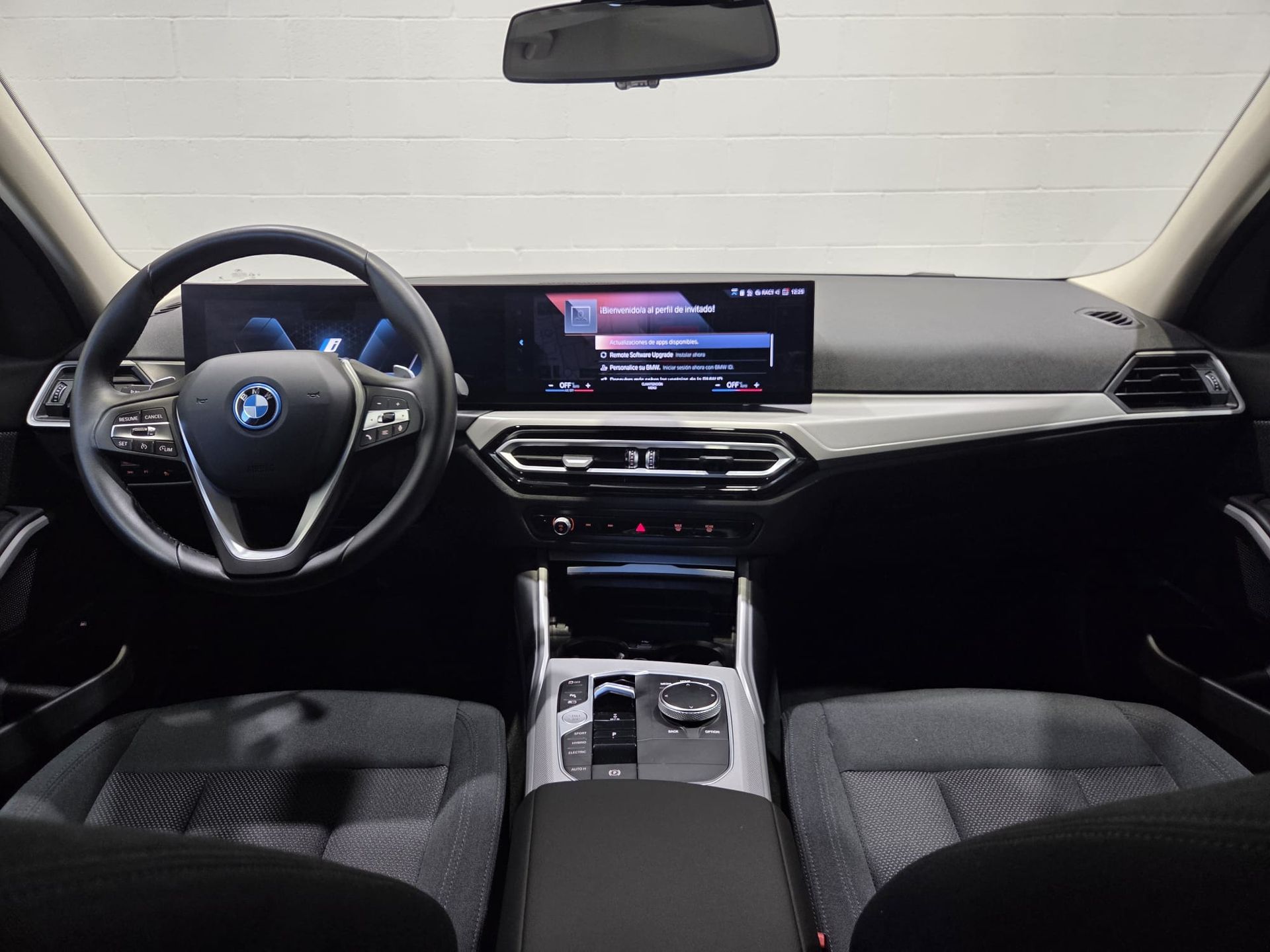 BMW Serie 3 320e color Gris. Año 2024. 150KW(204CV). Híbrido Electro/Gasolina. En concesionario Quadis Munich (Terrassa) de Barcelona