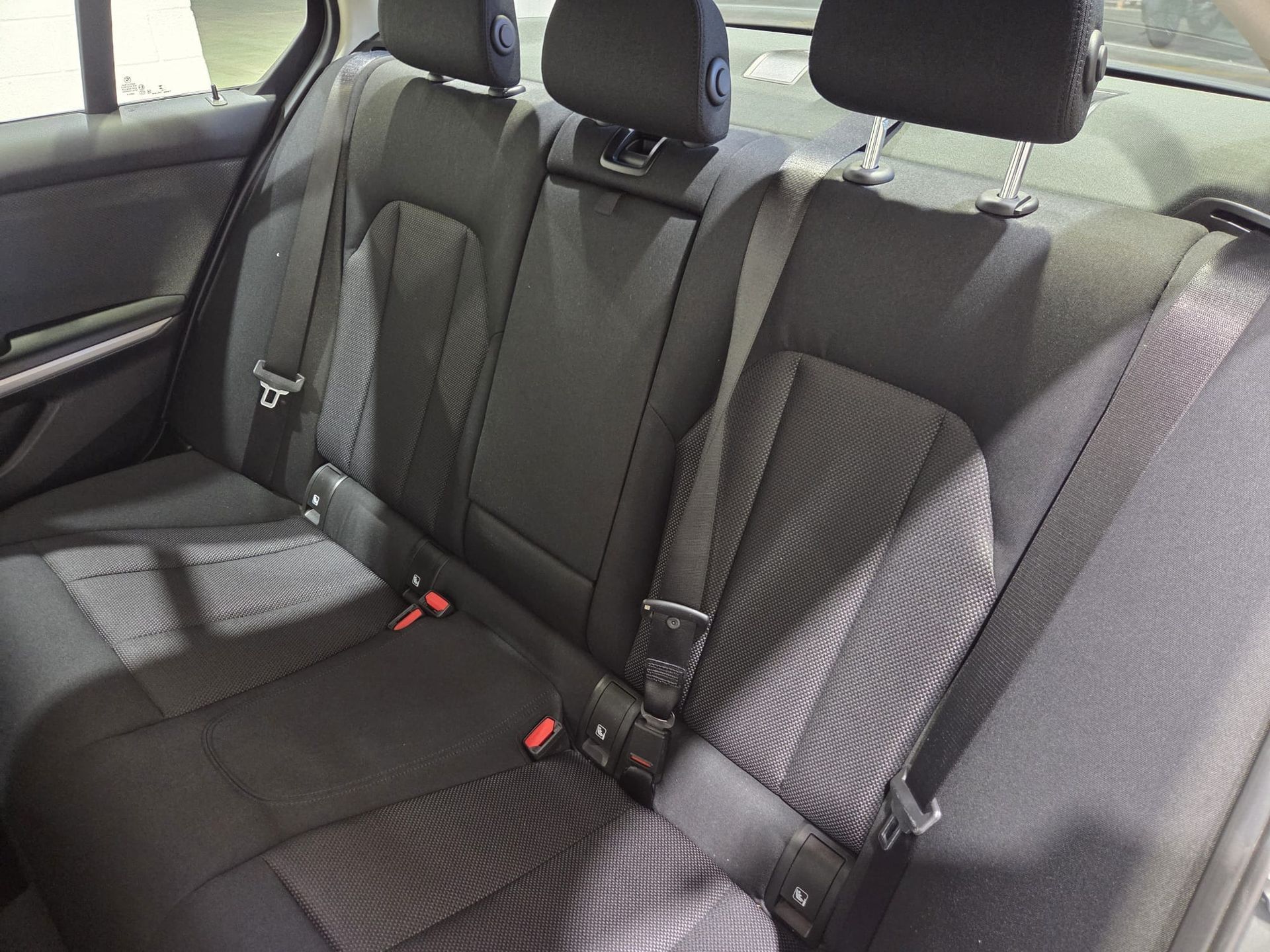 BMW Serie 3 320e color Gris. Año 2024. 150KW(204CV). Híbrido Electro/Gasolina. En concesionario Quadis Munich (Terrassa) de Barcelona