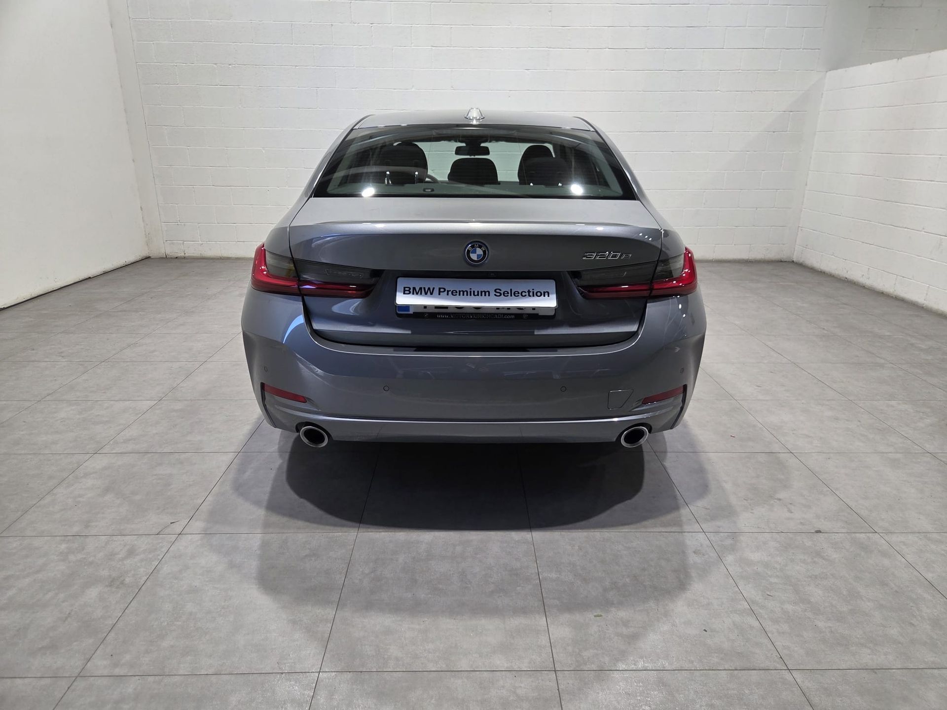 BMW Serie 3 320e color Gris. Año 2024. 150KW(204CV). Híbrido Electro/Gasolina. En concesionario Quadis Munich (Terrassa) de Barcelona