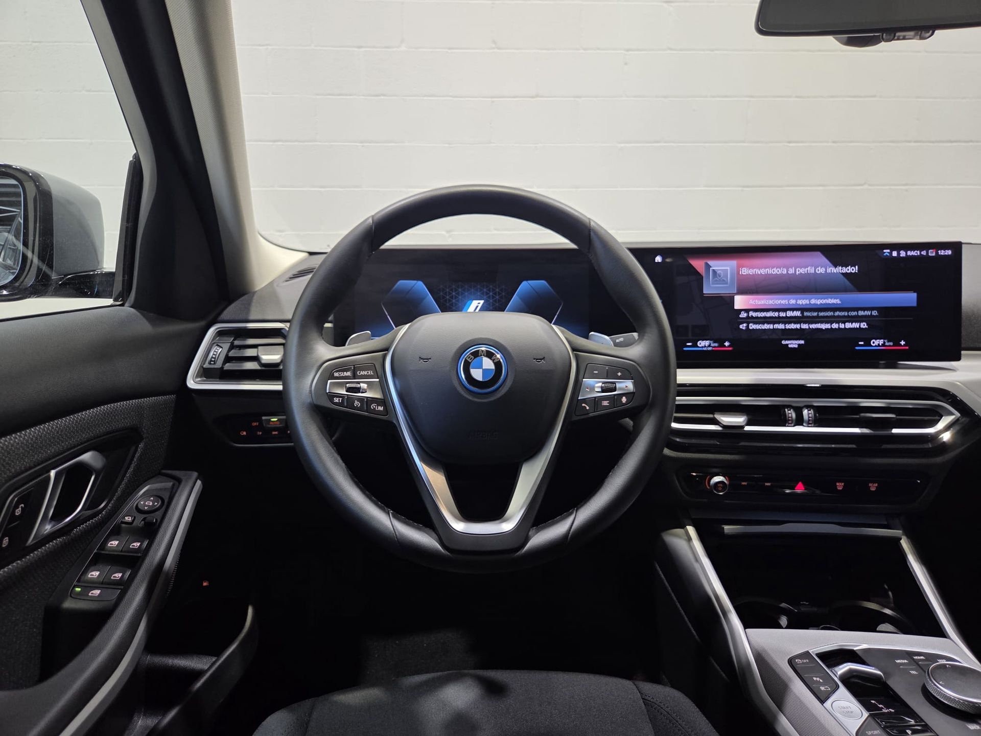 BMW Serie 3 320e color Gris. Año 2024. 150KW(204CV). Híbrido Electro/Gasolina. En concesionario Quadis Munich (Terrassa) de Barcelona