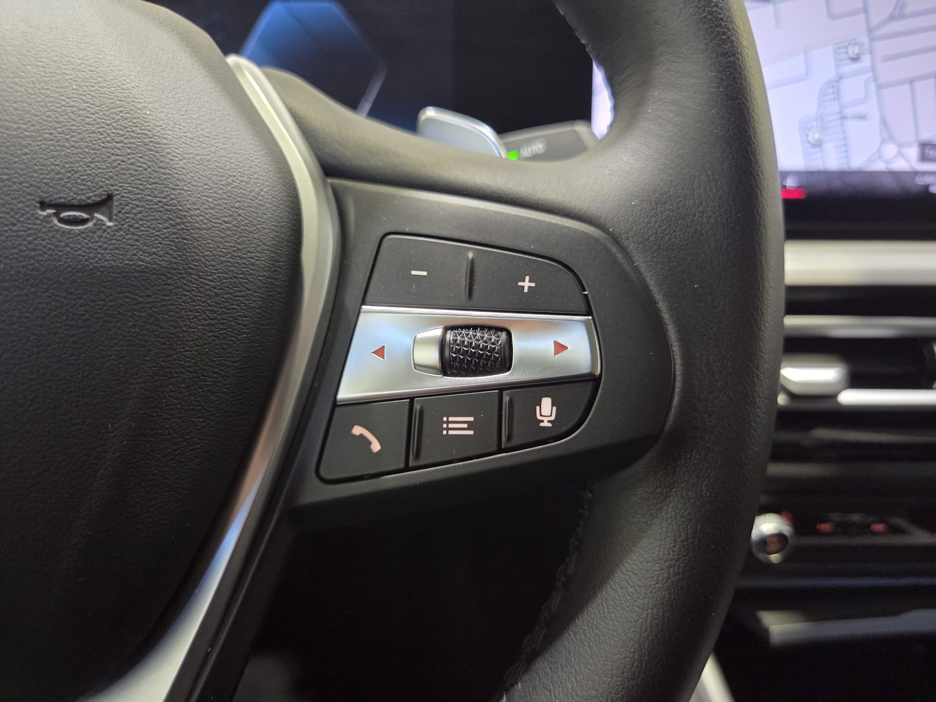 BMW Serie 3 320e color Gris. Año 2024. 150KW(204CV). Híbrido Electro/Gasolina. En concesionario Quadis Munich (Terrassa) de Barcelona