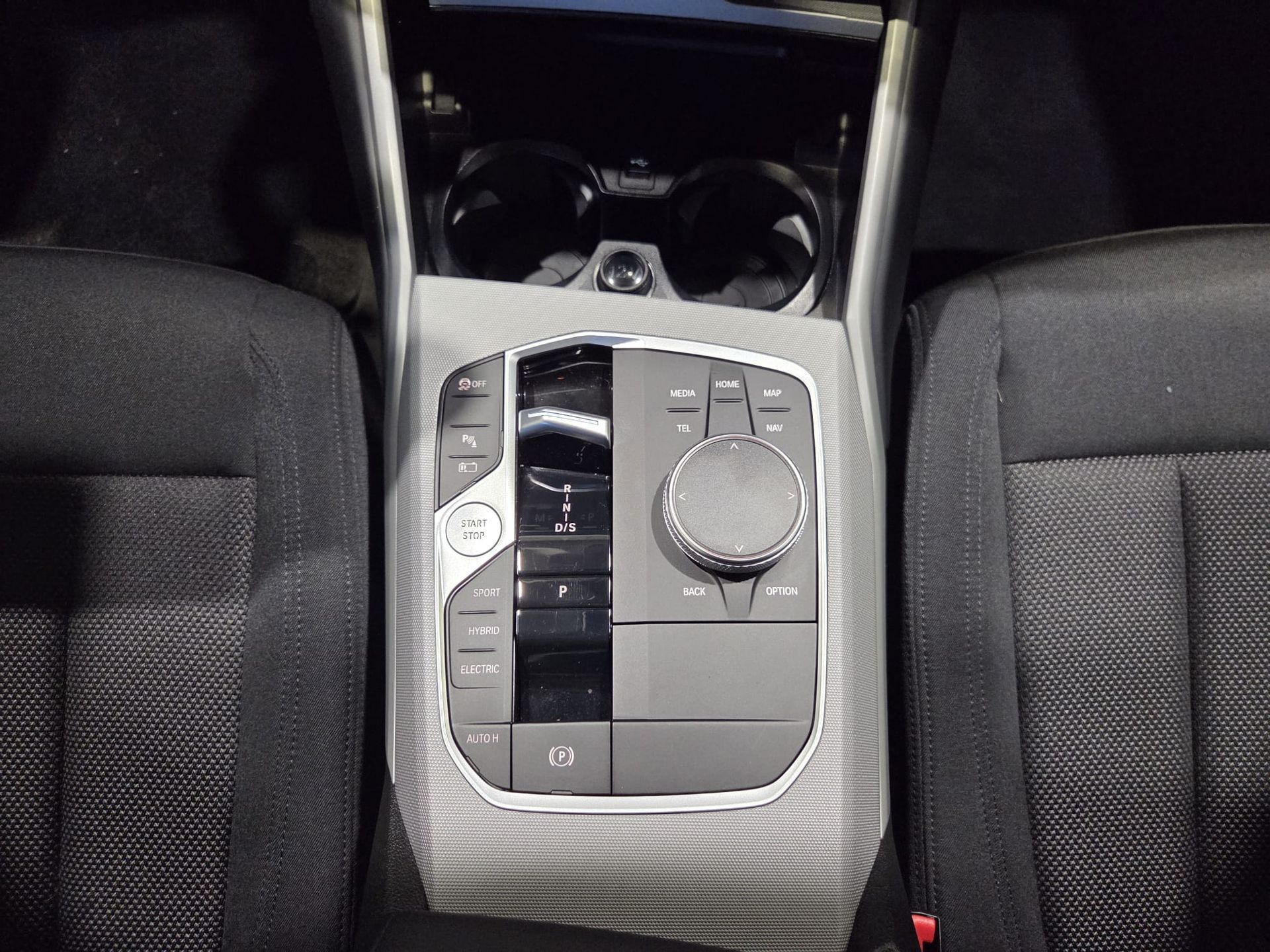 BMW Serie 3 320e color Gris. Año 2024. 150KW(204CV). Híbrido Electro/Gasolina. En concesionario Quadis Munich (Terrassa) de Barcelona