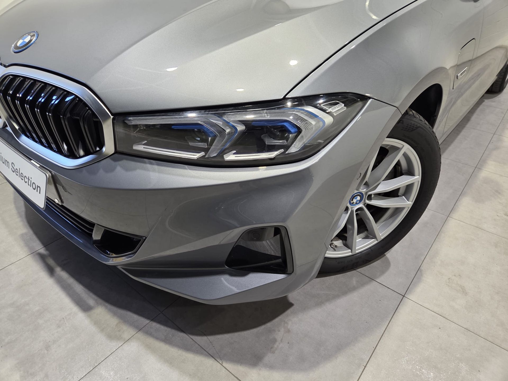 Fotos de BMW Serie 3 320e color Gris. Año 2024. 150KW(204CV). Híbrido Electro/Gasolina. En concesionario Quadis Munich (Terrassa) de Barcelona