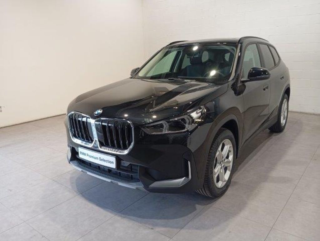 BMW X1 sDrive18i color Negro. Año 2024. 100KW(136CV). Gasolina. En concesionario Quadis Munich (Manresa) de Barcelona