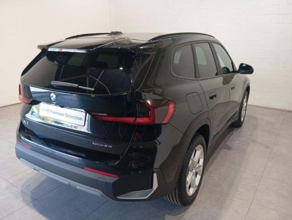 BMW X1 sDrive18i color Negro. Año 2024. 100KW(136CV). Gasolina. En concesionario Quadis Munich (Manresa) de Barcelona