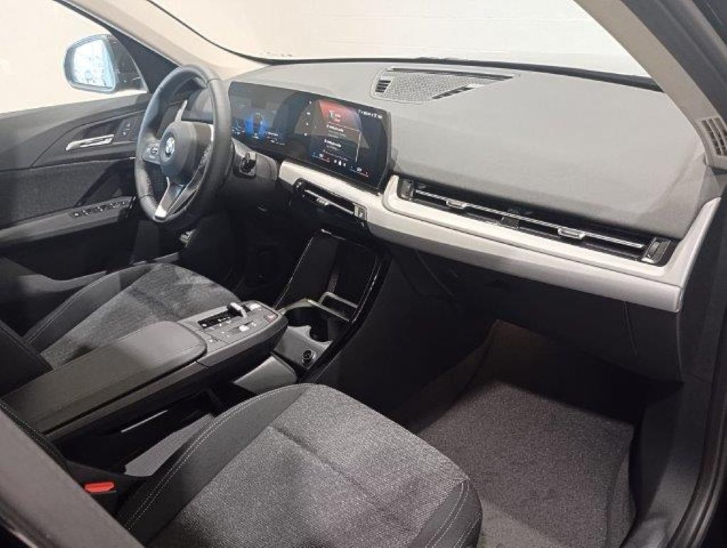 BMW X1 sDrive18i color Negro. Año 2024. 100KW(136CV). Gasolina. En concesionario Quadis Munich (Manresa) de Barcelona