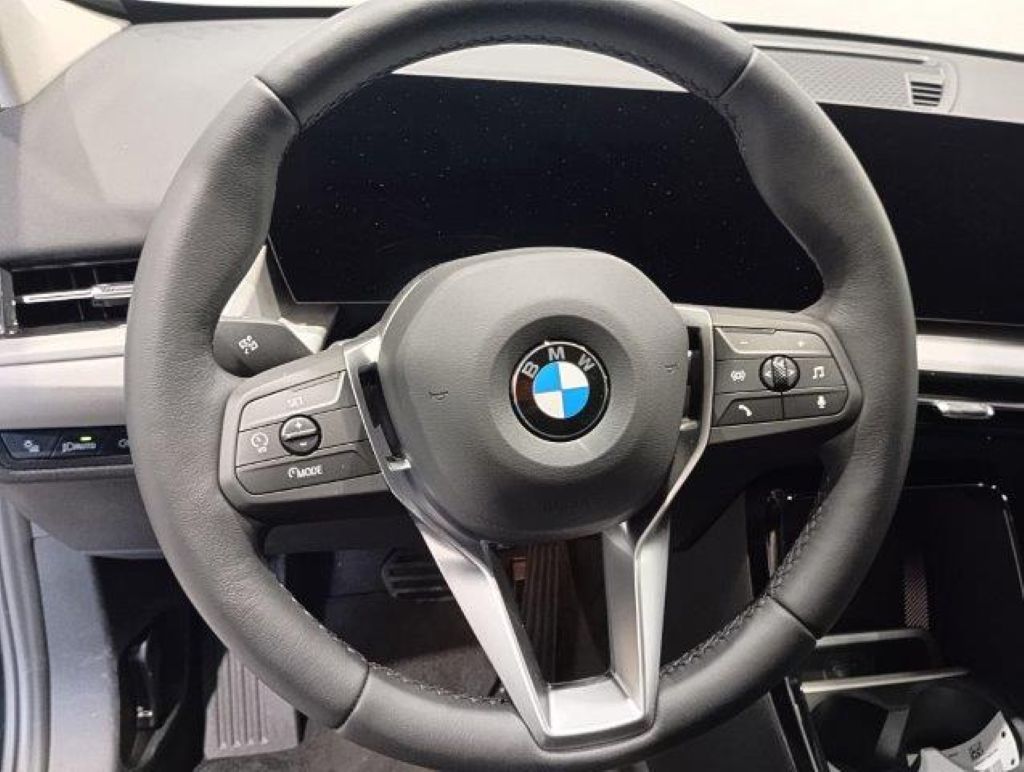 BMW X1 sDrive18i color Negro. Año 2024. 100KW(136CV). Gasolina. En concesionario Quadis Munich (Manresa) de Barcelona