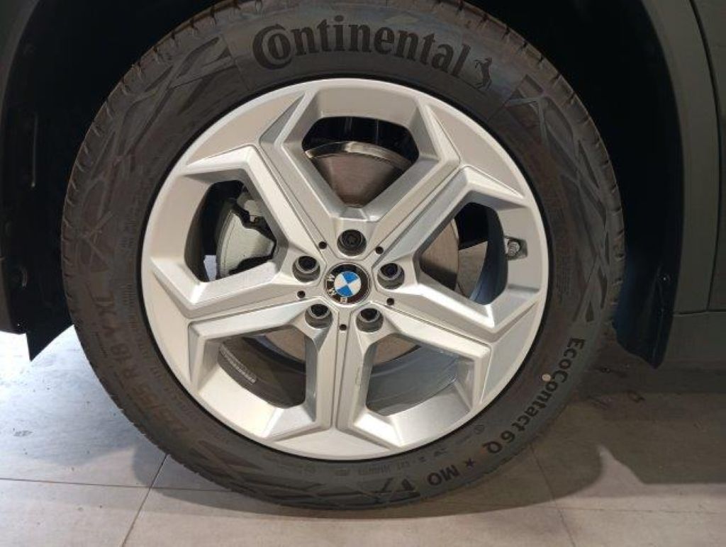 BMW X1 sDrive18i color Negro. Año 2024. 100KW(136CV). Gasolina. En concesionario Quadis Munich (Manresa) de Barcelona