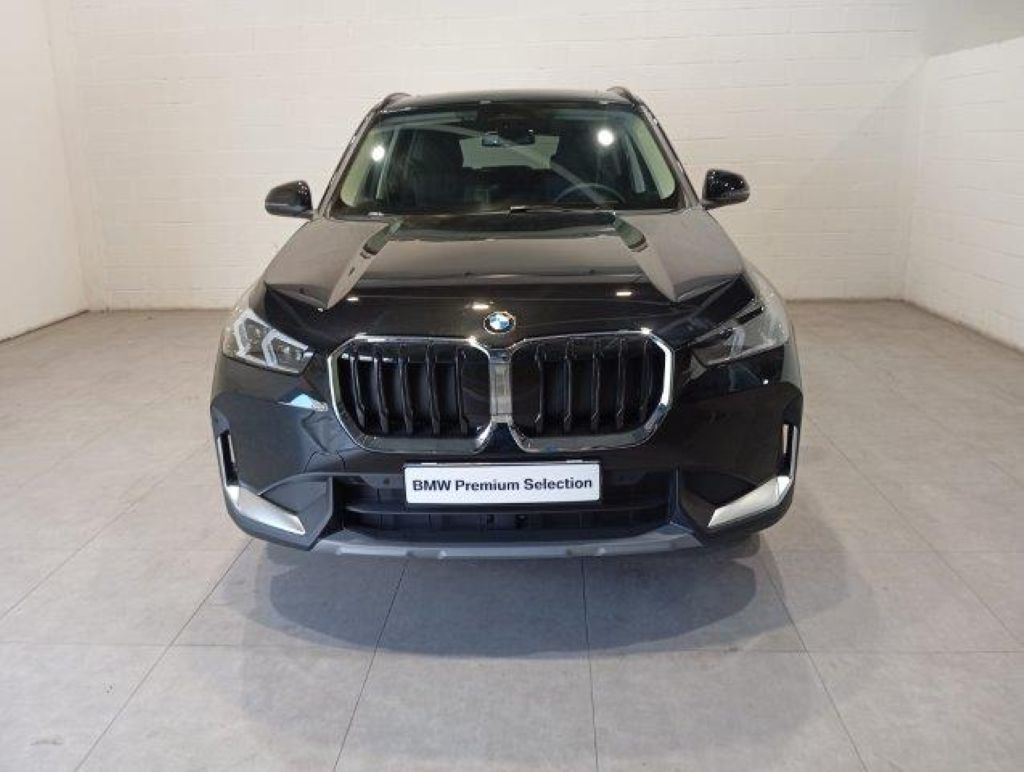BMW X1 sDrive18i color Negro. Año 2024. 100KW(136CV). Gasolina. En concesionario Quadis Munich (Manresa) de Barcelona