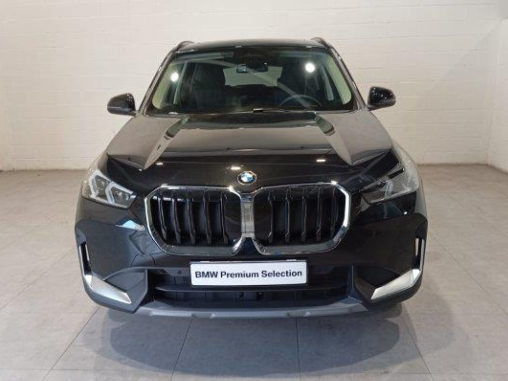 BMW X1 sDrive18i color Negro. Año 2024. 100KW(136CV). Gasolina. En concesionario Quadis Munich (Manresa) de Barcelona