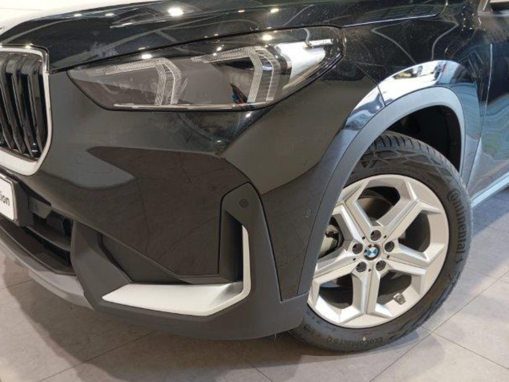 BMW X1 sDrive18i color Negro. Año 2024. 100KW(136CV). Gasolina. En concesionario Quadis Munich (Manresa) de Barcelona