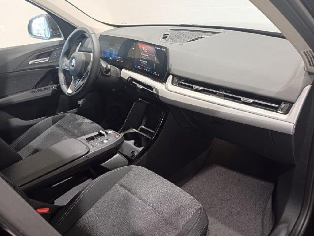 BMW X1 sDrive18i color Negro. Año 2024. 100KW(136CV). Gasolina. En concesionario Quadis Munich (Manresa) de Barcelona