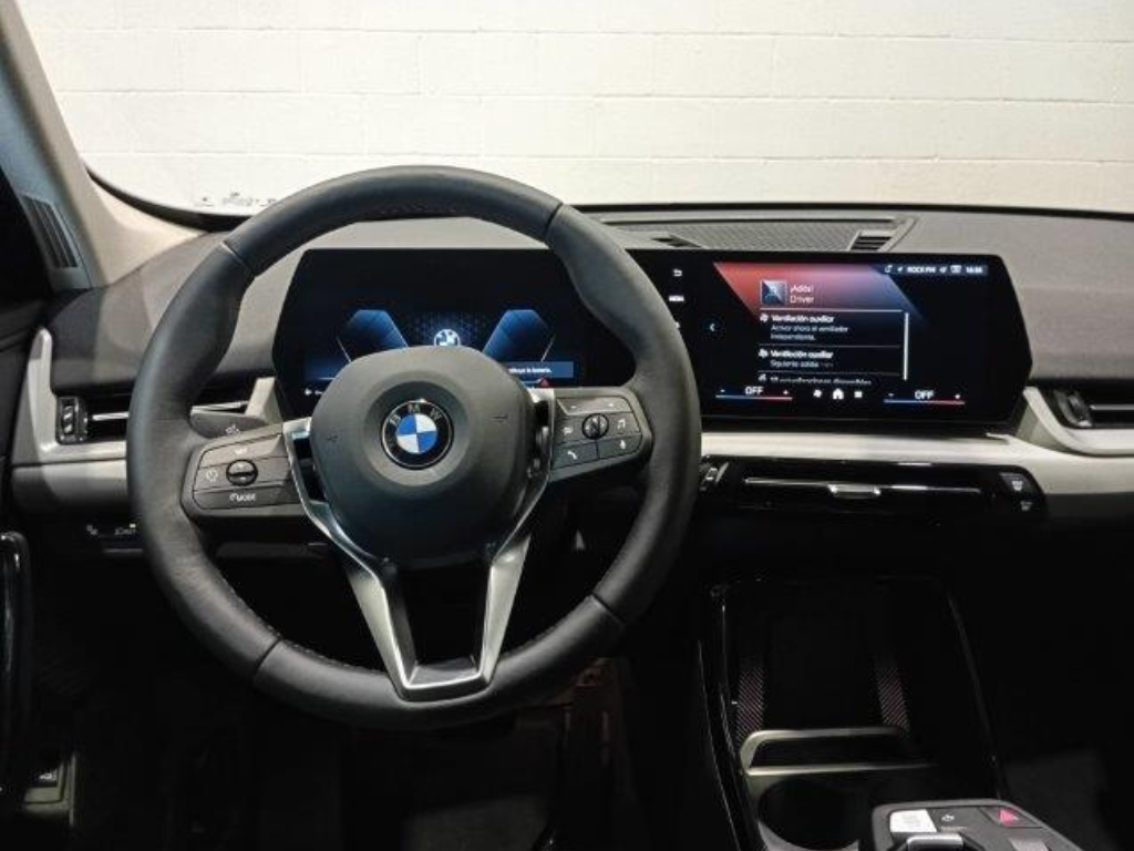 BMW X1 sDrive18i color Negro. Año 2024. 100KW(136CV). Gasolina. En concesionario Quadis Munich (Manresa) de Barcelona