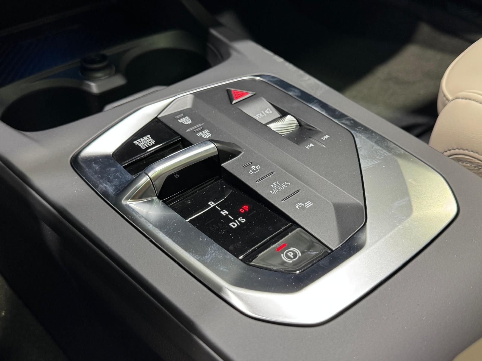 BMW Serie 1 120d color Gris. Año 2025. 120KW(163CV). Diésel. En concesionario Quadis Munich (Terrassa) de Barcelona