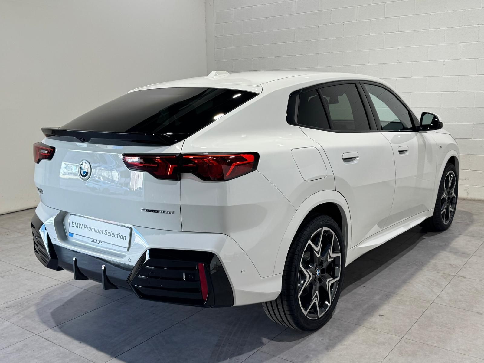 BMW X2 sDrive18d color Blanco. Año 2025. 110KW(150CV). Diésel. En concesionario Quadis Munich (Terrassa) de Barcelona