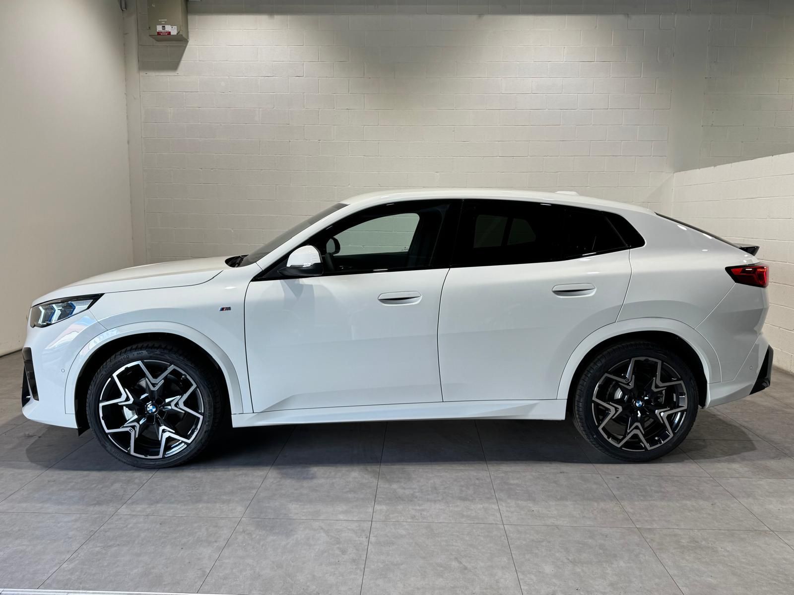 Fotos de BMW X2 sDrive18d color Blanco. Año 2025. 110KW(150CV). Diésel. En concesionario Quadis Munich (Terrassa) de Barcelona