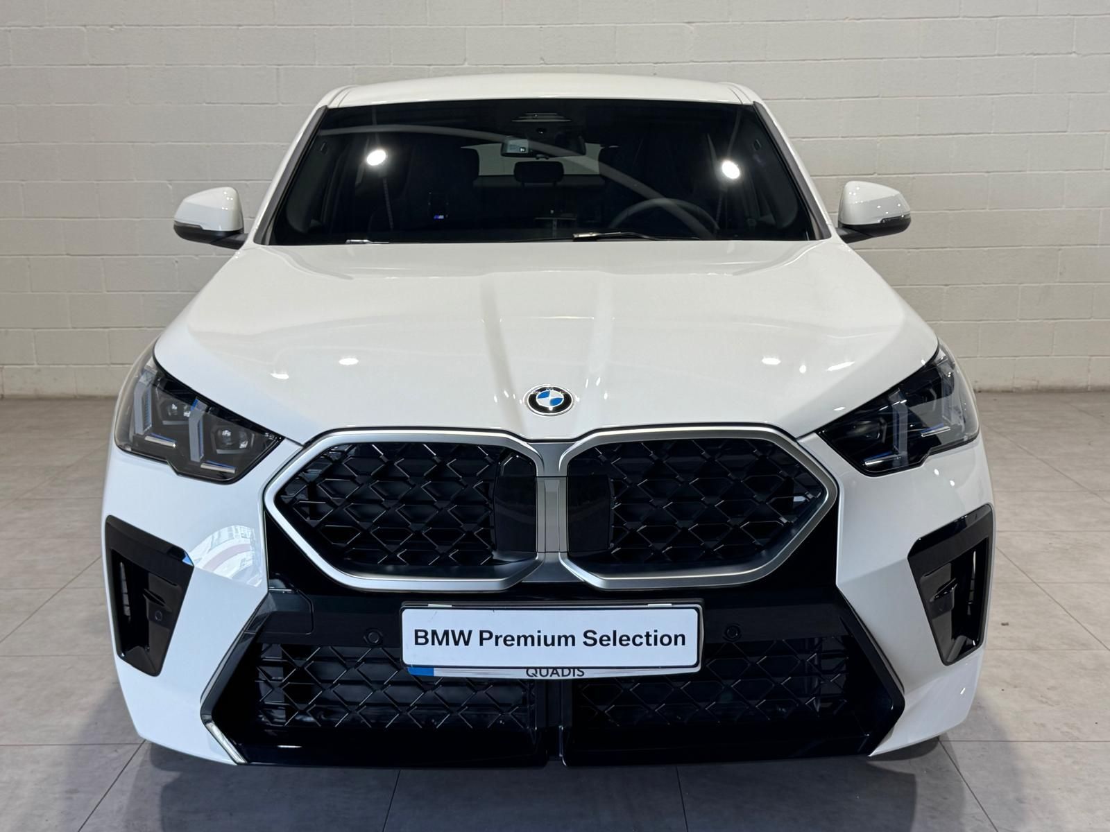 Fotos de BMW X2 sDrive18d color Blanco. Año 2025. 110KW(150CV). Diésel. En concesionario Quadis Munich (Terrassa) de Barcelona