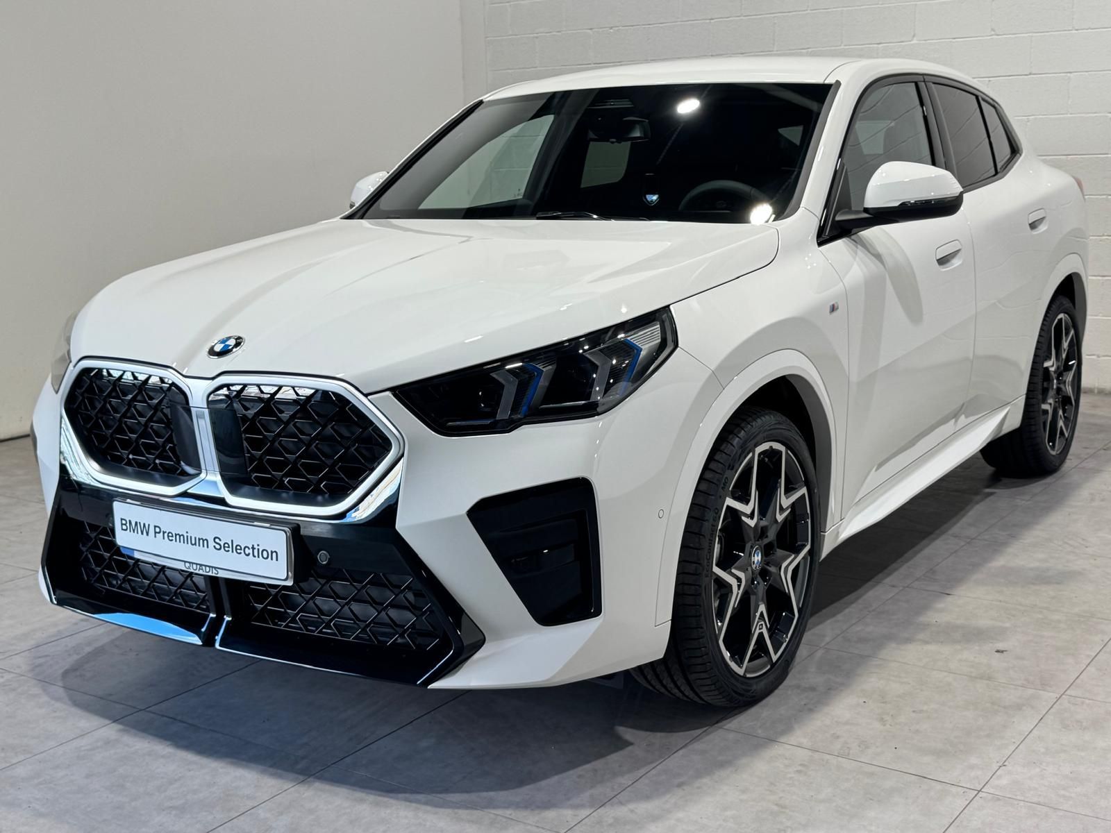 Fotos de BMW X2 sDrive18d color Blanco. Año 2025. 110KW(150CV). Diésel. En concesionario Quadis Munich (Terrassa) de Barcelona