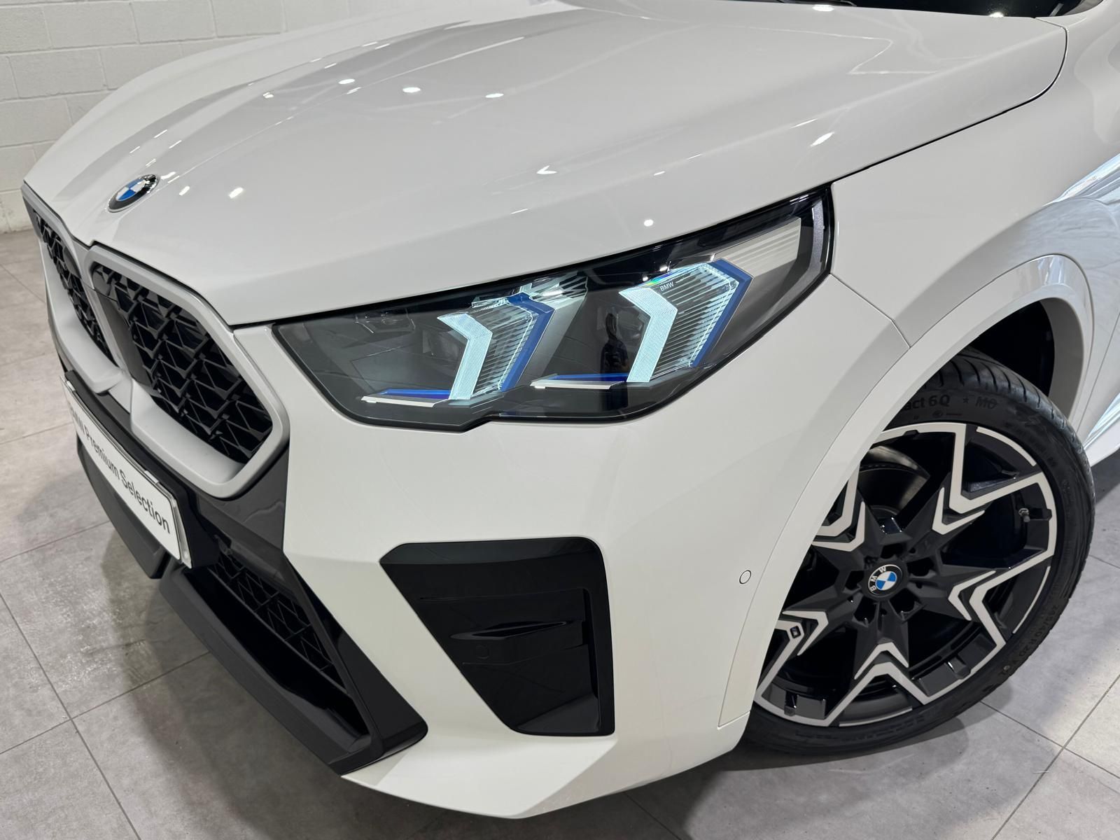 BMW X2 sDrive18d color Blanco. Año 2025. 110KW(150CV). Diésel. En concesionario Quadis Munich (Terrassa) de Barcelona