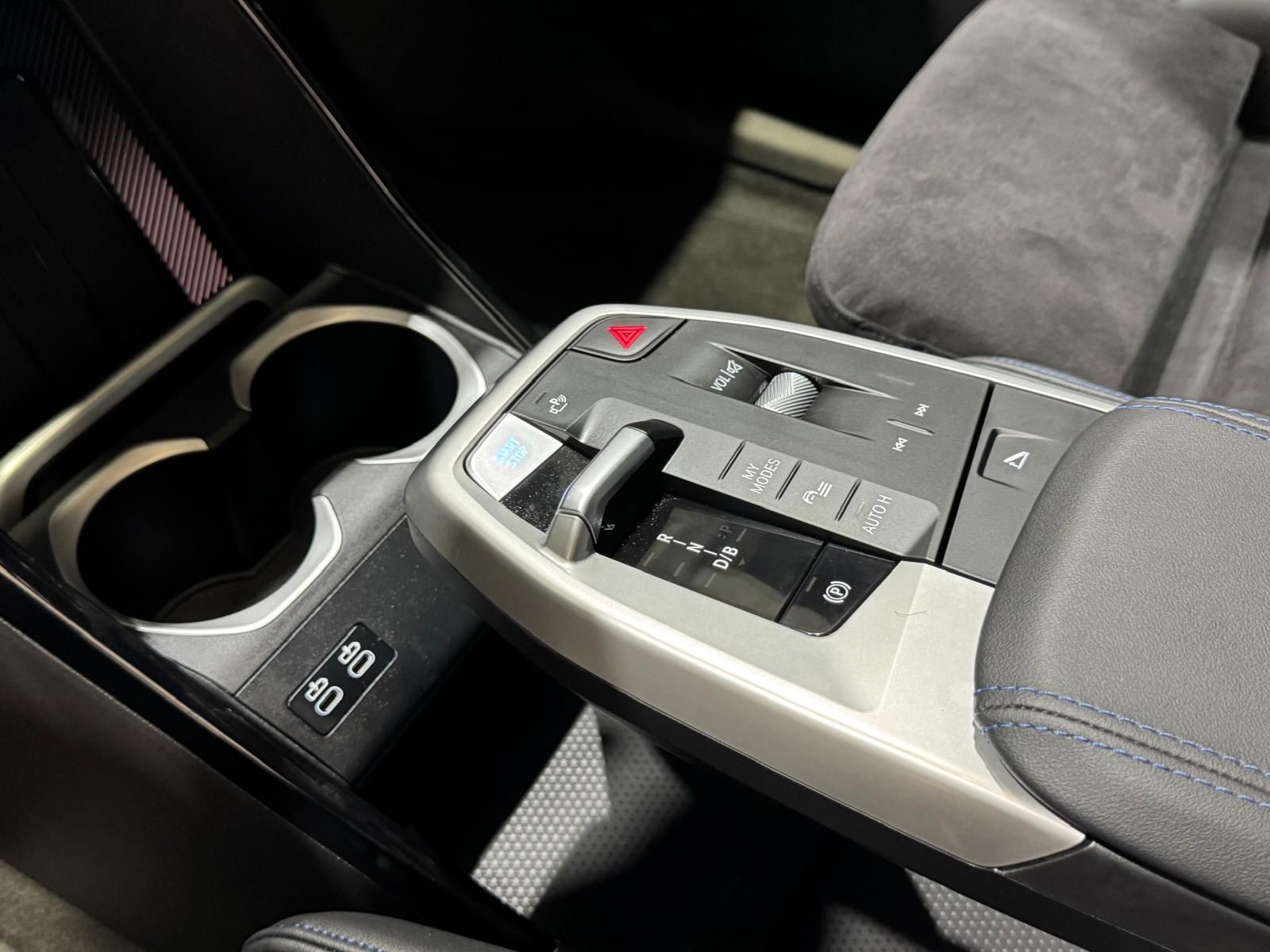 BMW iX1 eDrive20 color Negro. Año 2025. 150KW(204CV). Eléctrico. En concesionario Quadis Munich de Barcelona