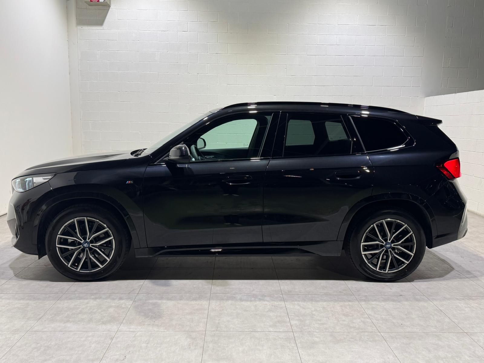 BMW iX1 eDrive20 color Negro. Año 2025. 150KW(204CV). Eléctrico. En concesionario Quadis Munich de Barcelona