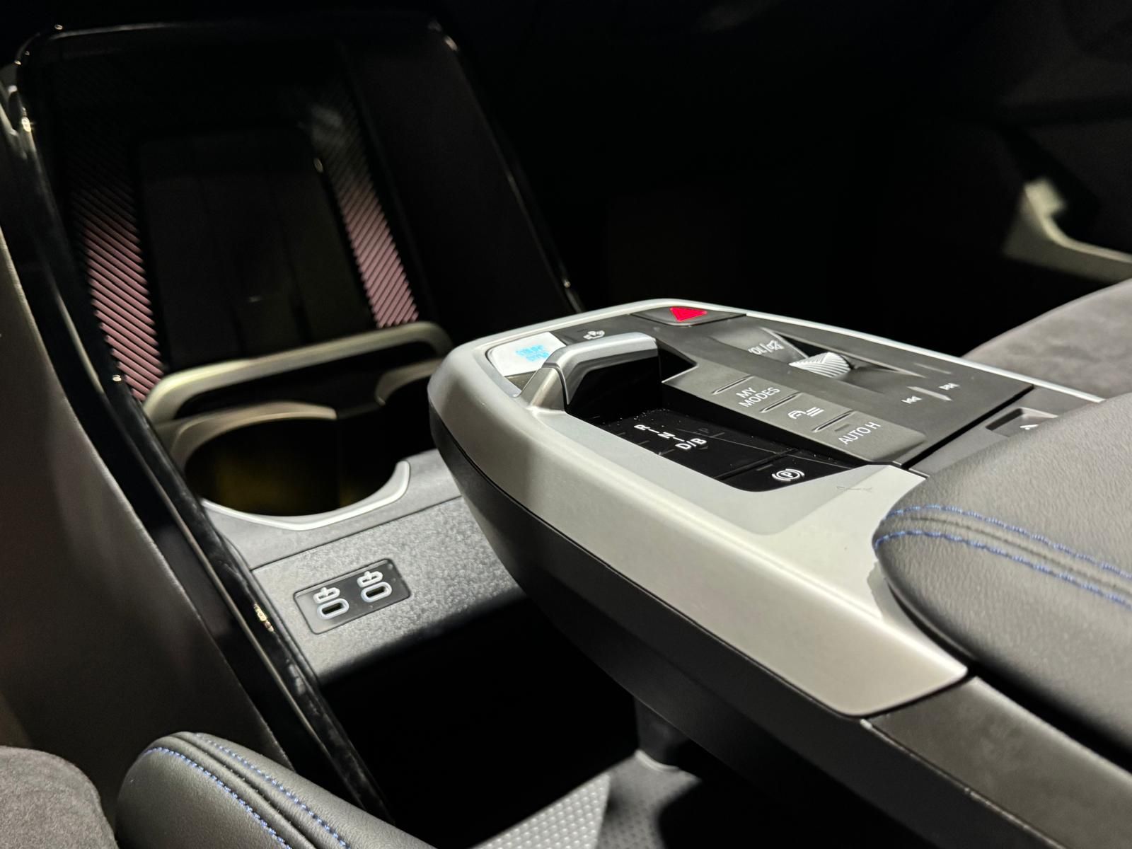 BMW iX1 eDrive20 color Negro. Año 2025. 150KW(204CV). Eléctrico. En concesionario Quadis Munich de Barcelona