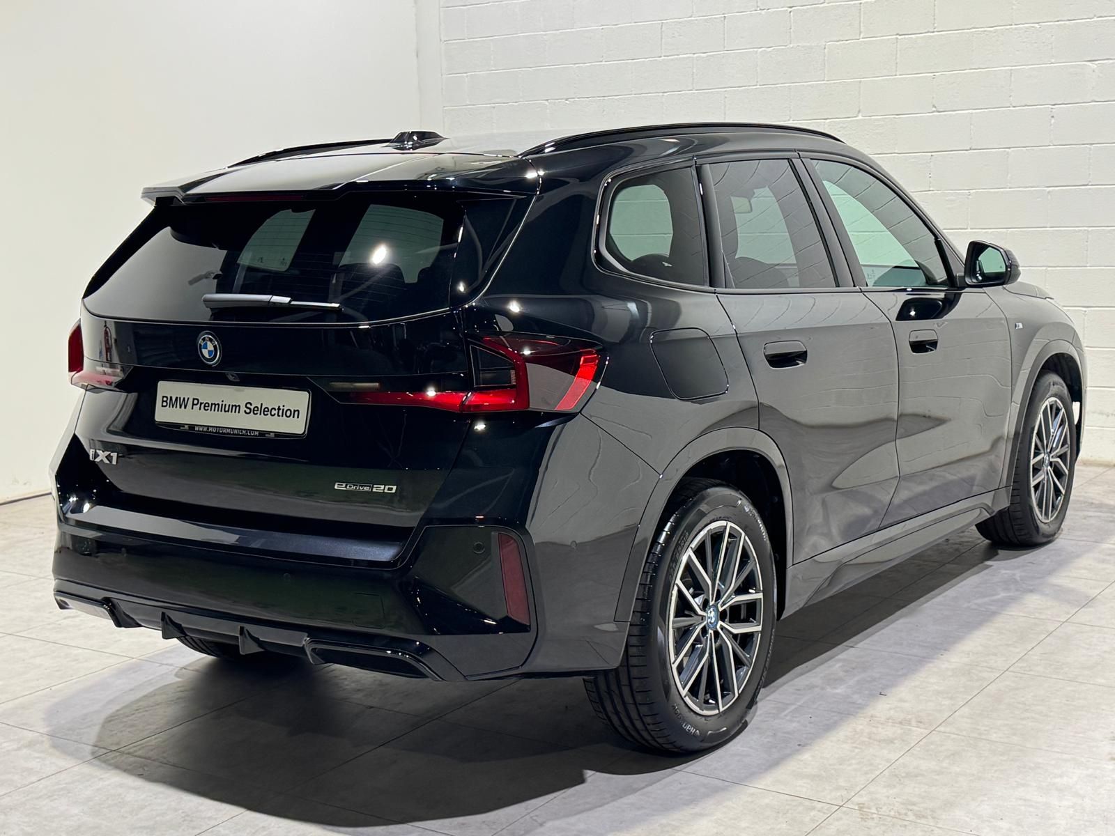 BMW iX1 eDrive20 color Negro. Año 2025. 150KW(204CV). Eléctrico. En concesionario Quadis Munich de Barcelona