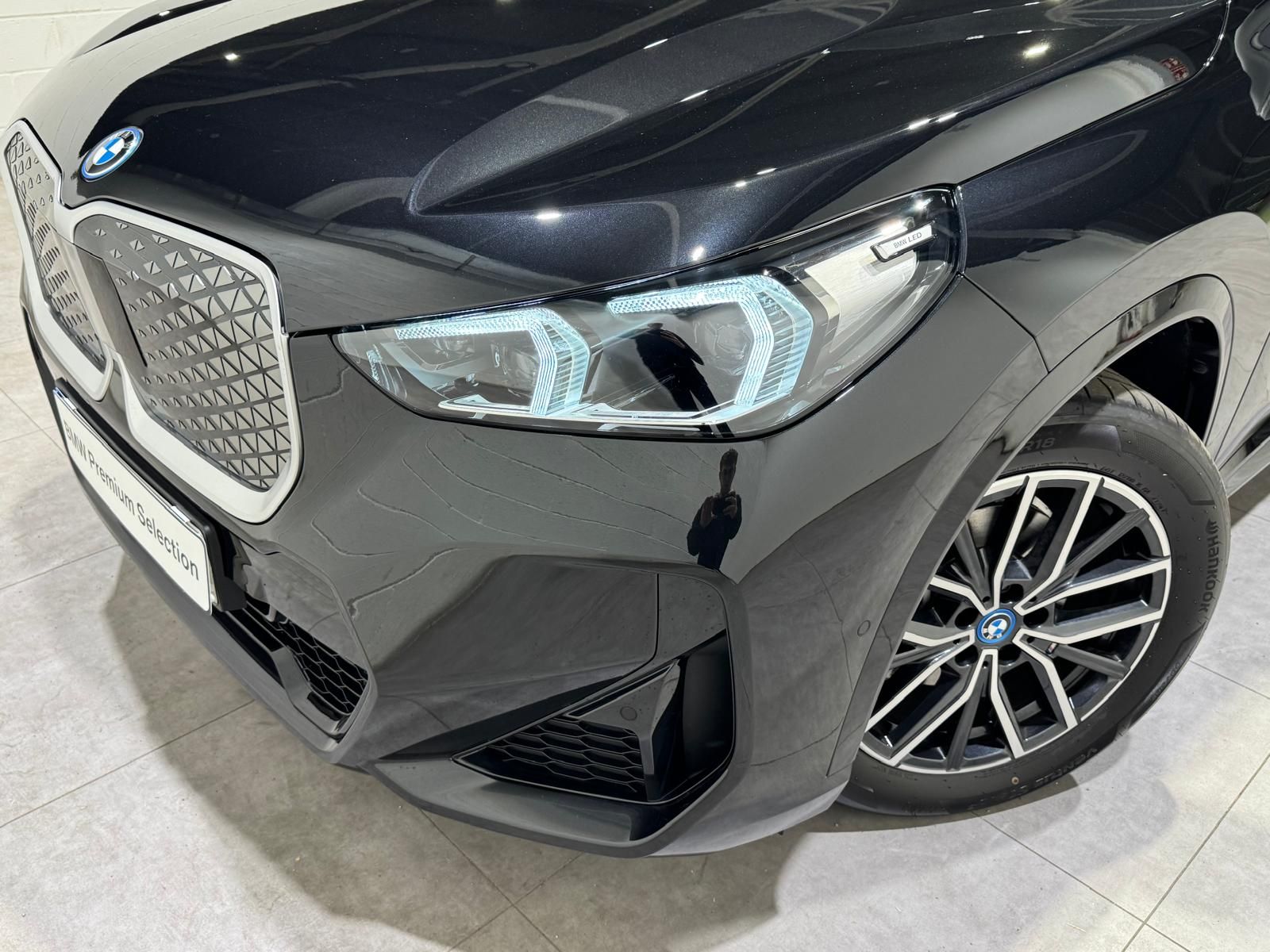 BMW iX1 eDrive20 color Negro. Año 2025. 150KW(204CV). Eléctrico. En concesionario Quadis Munich de Barcelona