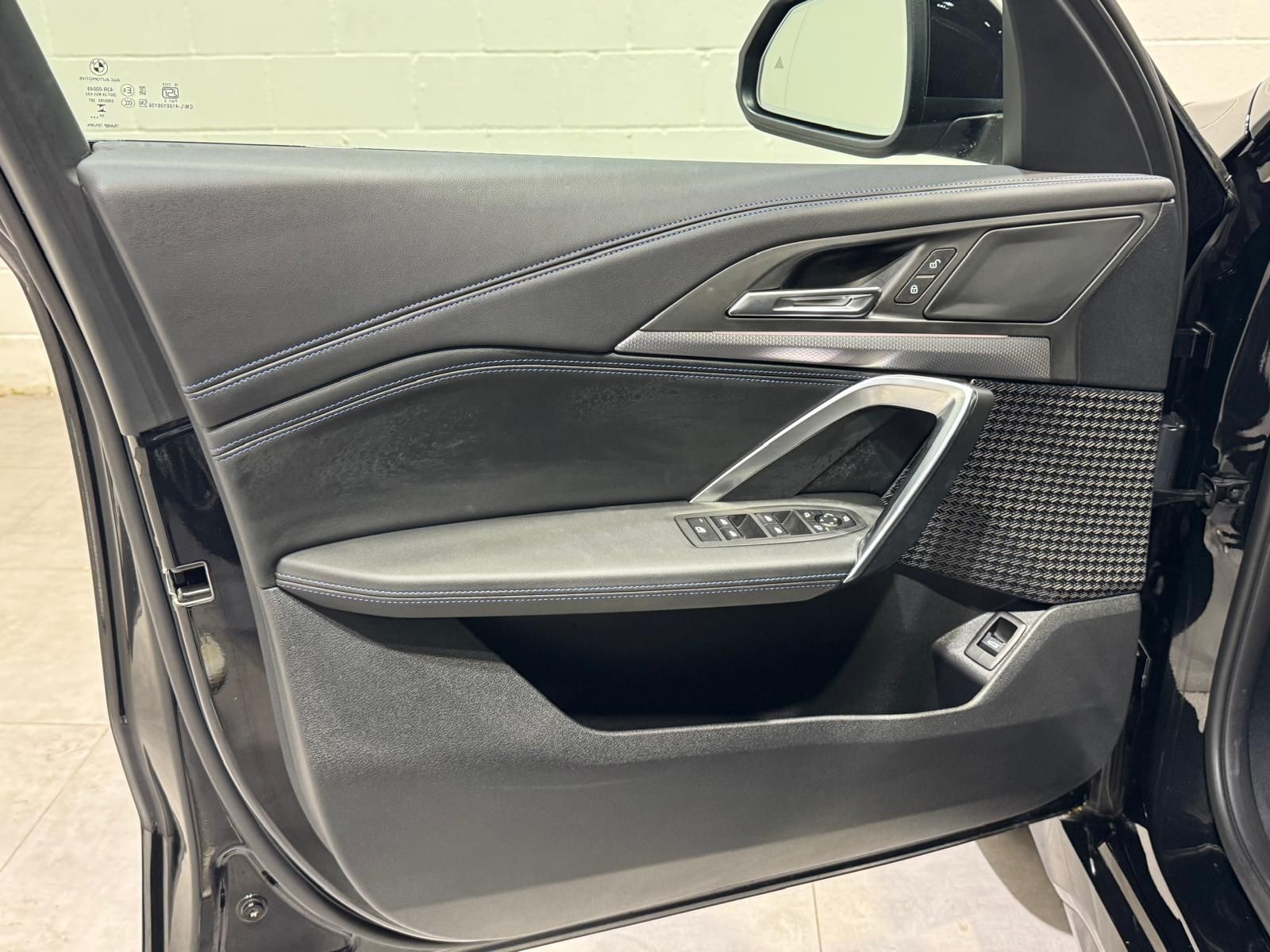 BMW iX1 eDrive20 color Negro. Año 2025. 150KW(204CV). Eléctrico. En concesionario Quadis Munich de Barcelona