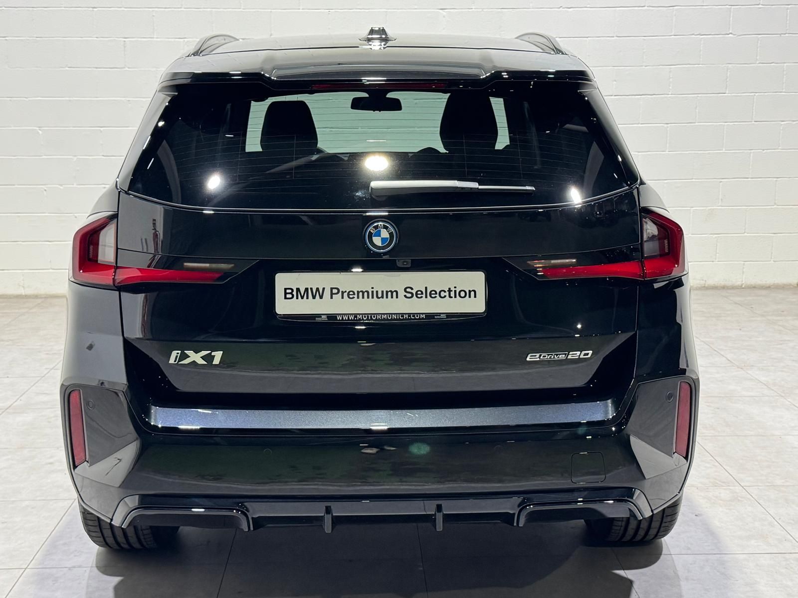 BMW iX1 eDrive20 color Negro. Año 2025. 150KW(204CV). Eléctrico. En concesionario Quadis Munich de Barcelona