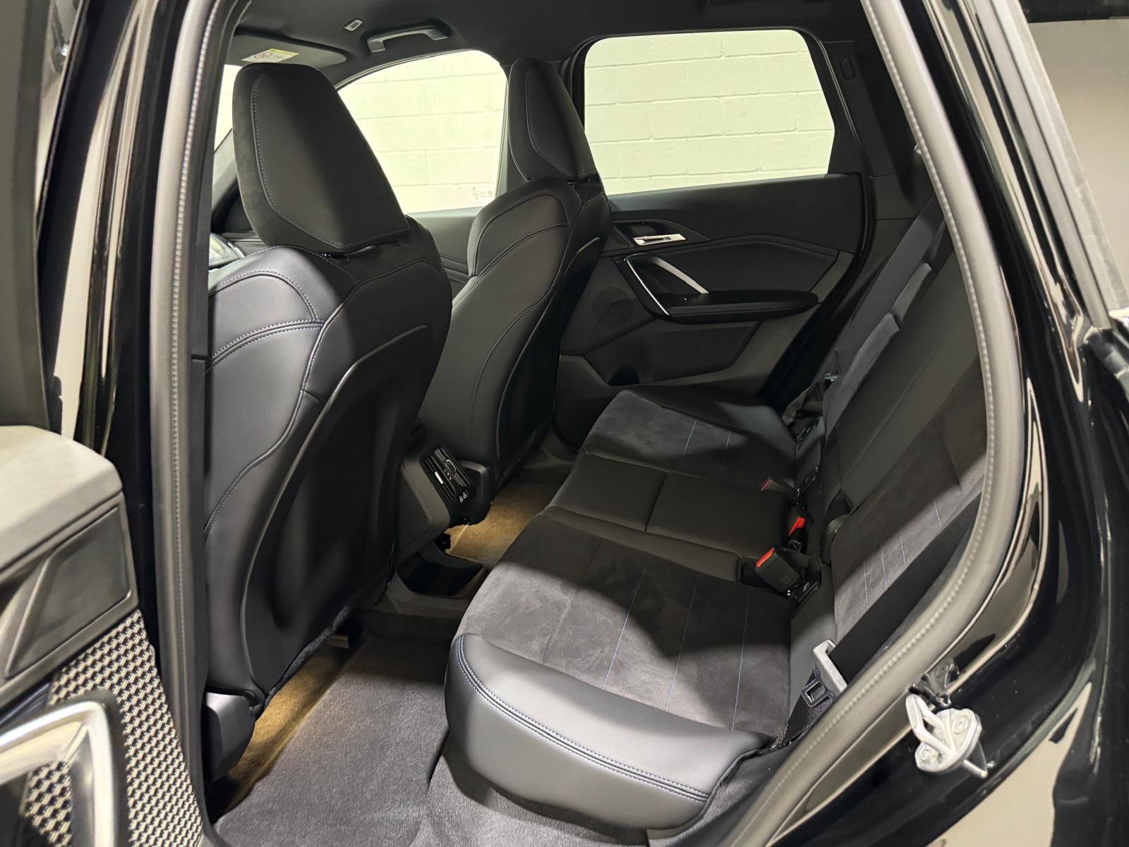 BMW iX1 eDrive20 color Negro. Año 2025. 150KW(204CV). Eléctrico. En concesionario Quadis Munich de Barcelona