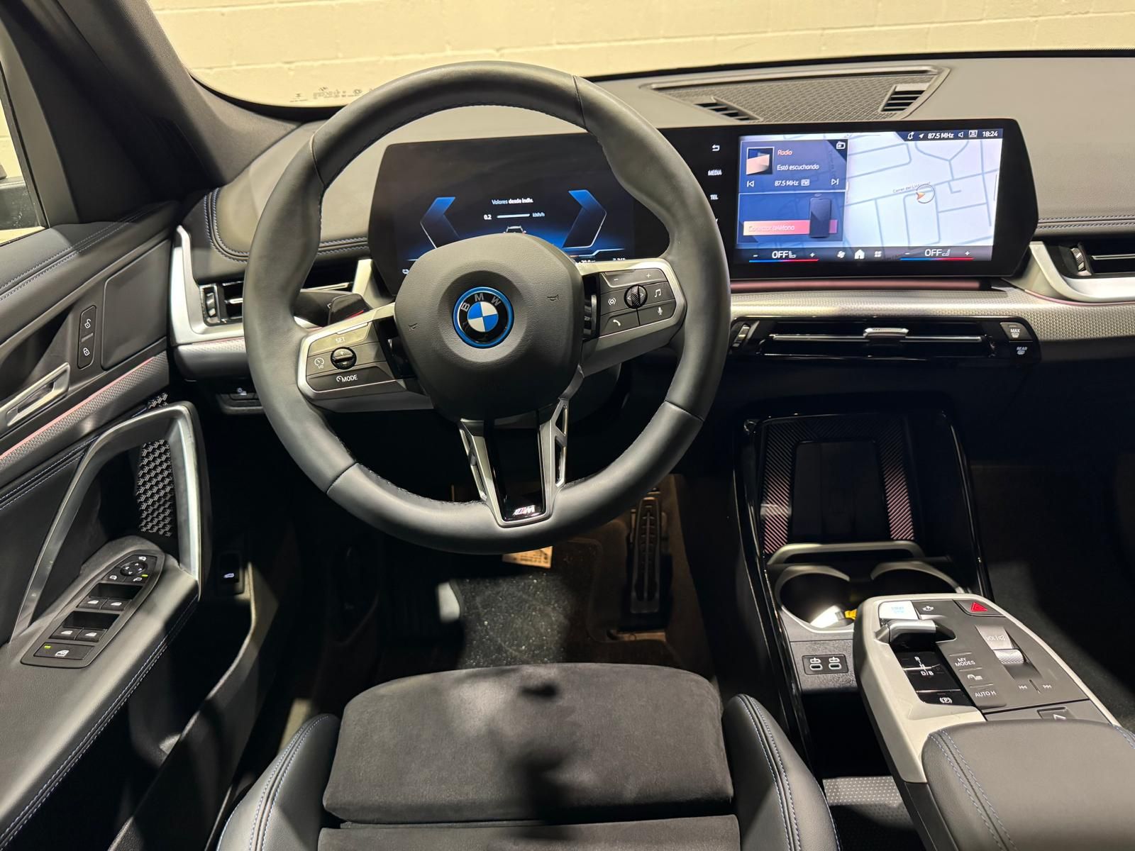 BMW iX1 eDrive20 color Negro. Año 2025. 150KW(204CV). Eléctrico. En concesionario Quadis Munich de Barcelona